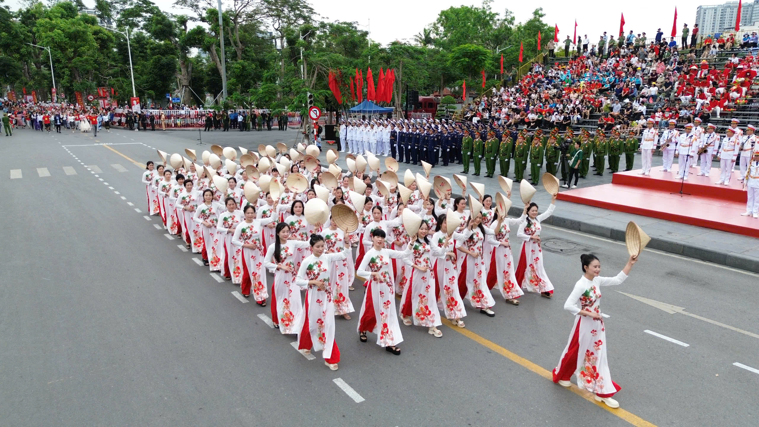 Rực rỡ sắc màu Lễ duyệt đội ngũ và diễu hành quần chúng chào mừng 70 năm Ngày Giải phóng Hải Phòng- Ảnh 21. Rực rỡ sắc màu Lễ duyệt đội ngũ và diễu hành quần chúng chào mừng 70 năm Ngày Giải phóng Hải Phòng- Ảnh 21.