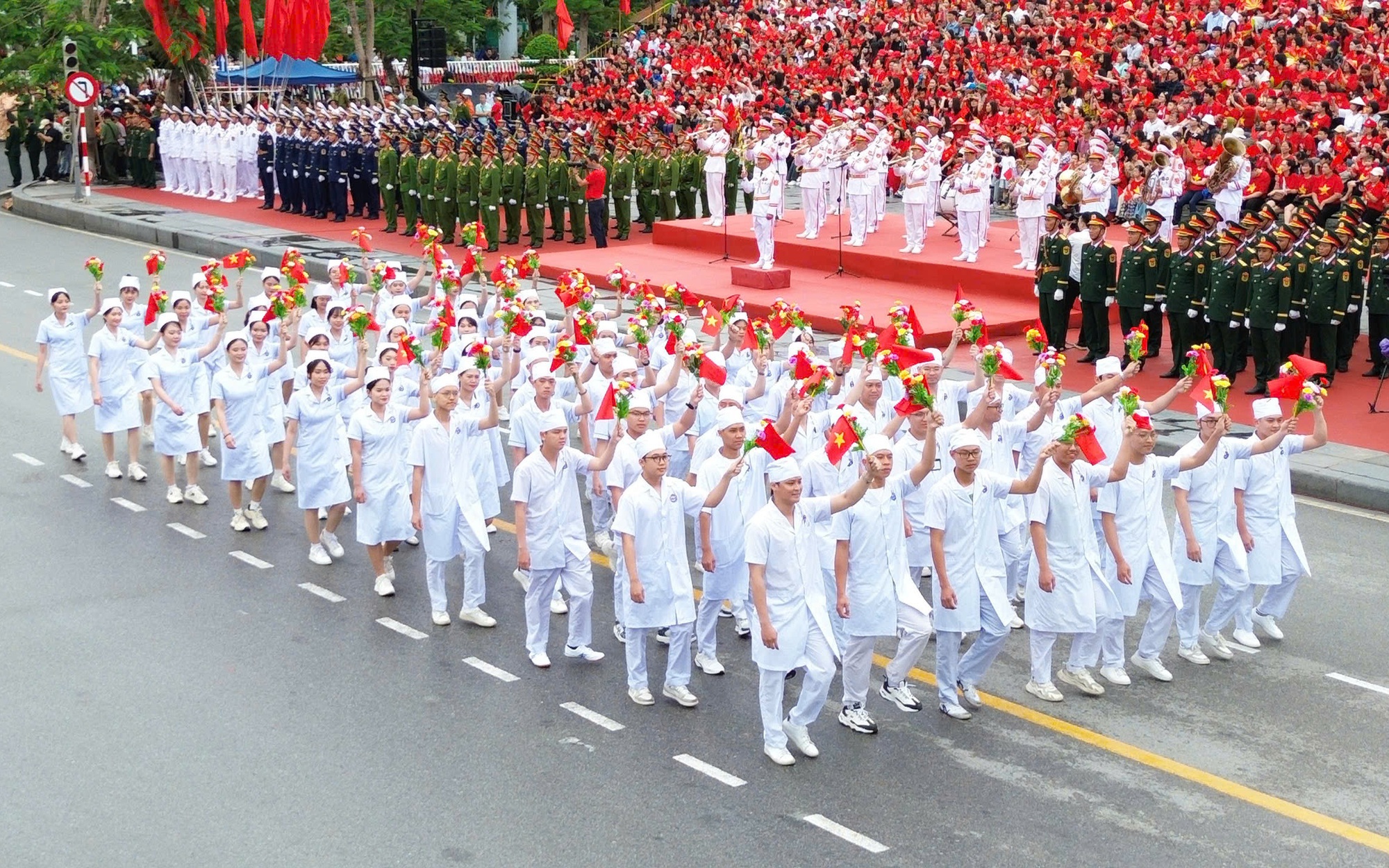 Rực rỡ sắc màu Lễ duyệt đội ngũ và diễu hành quần chúng chào mừng 70 năm Ngày Giải phóng Hải Phòng
