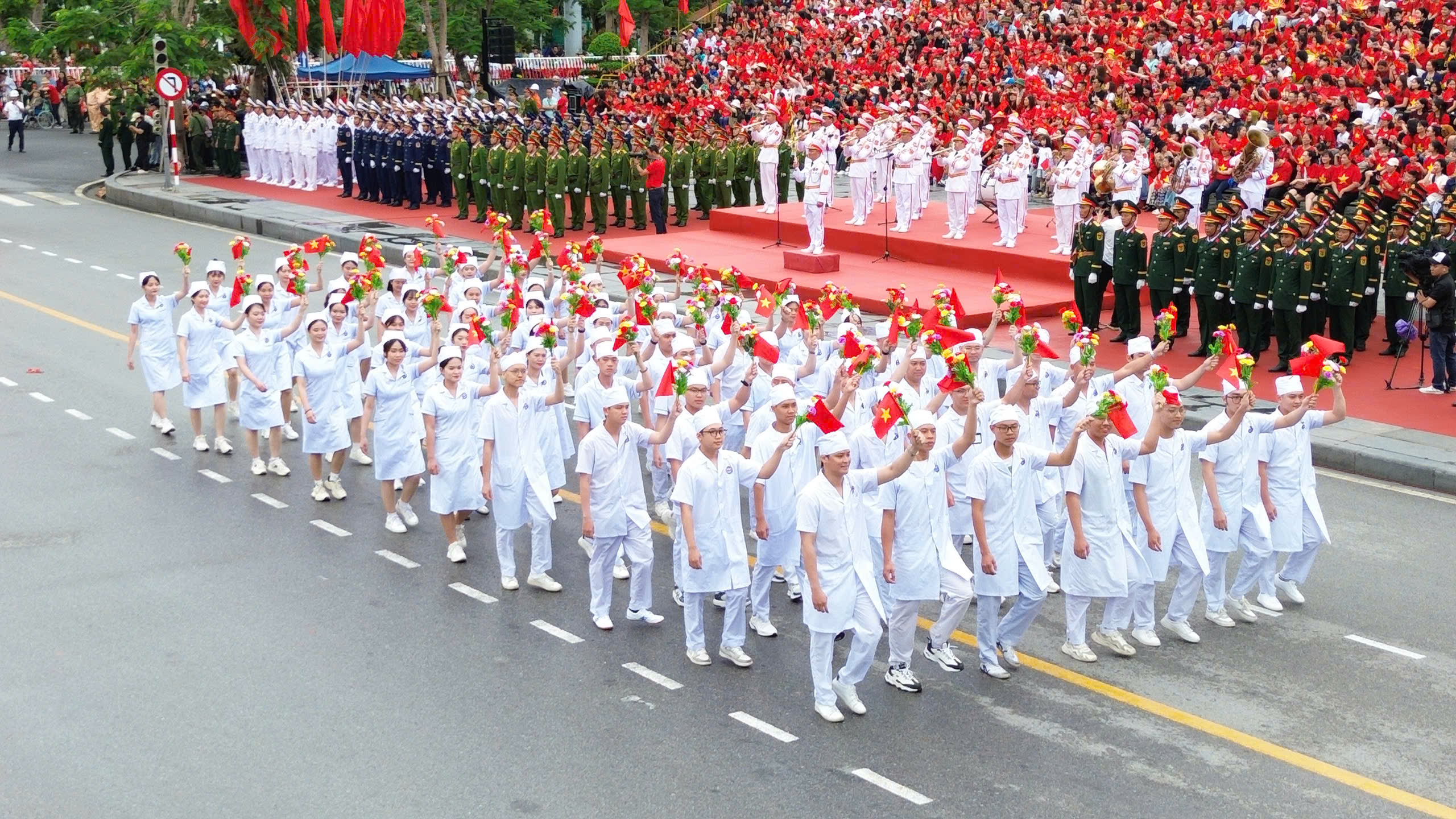 Rực rỡ sắc màu Lễ duyệt đội ngũ và diễu hành quần chúng chào mừng 70 năm Ngày Giải phóng Hải Phòng- Ảnh 20. Rực rỡ sắc màu Lễ duyệt đội ngũ và diễu hành quần chúng chào mừng 70 năm Ngày Giải phóng Hải Phòng- Ảnh 20.