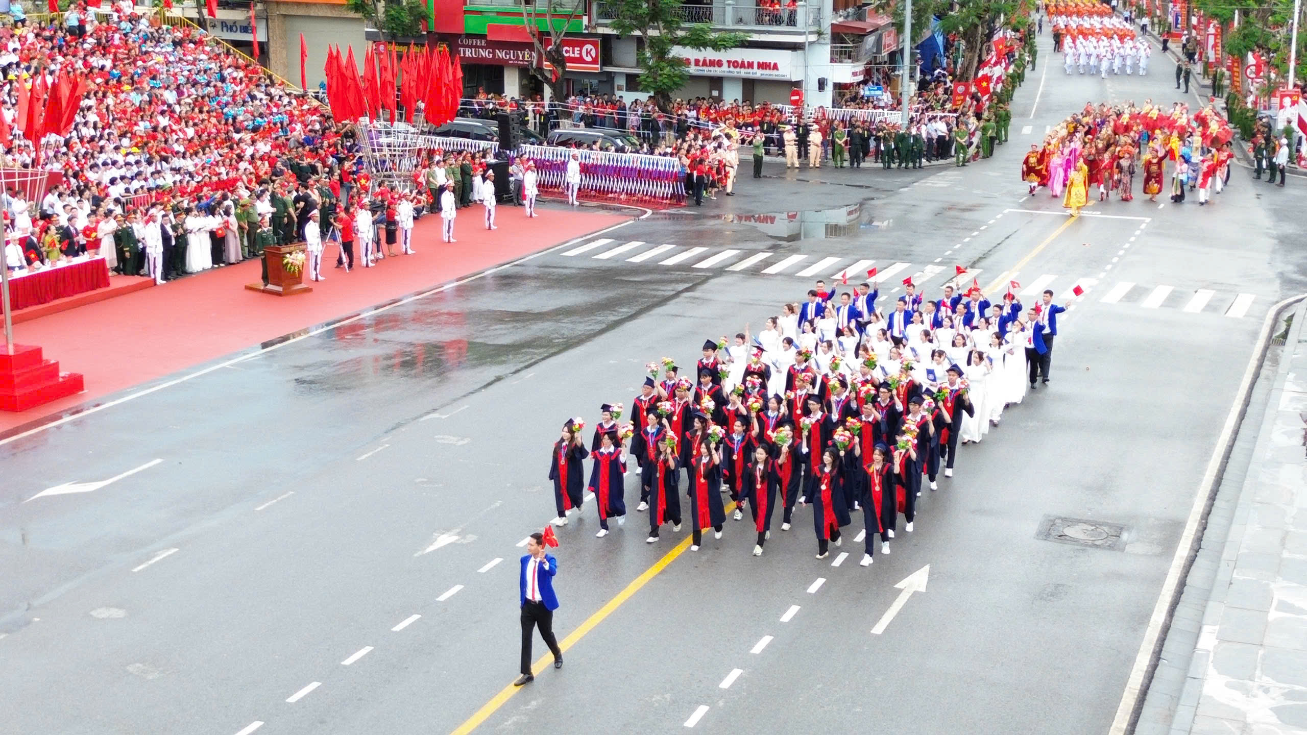 Rực rỡ sắc màu Lễ duyệt đội ngũ và diễu hành quần chúng chào mừng 70 năm Ngày Giải phóng Hải Phòng- Ảnh 18. Rực rỡ sắc màu Lễ duyệt đội ngũ và diễu hành quần chúng chào mừng 70 năm Ngày Giải phóng Hải Phòng- Ảnh 18.