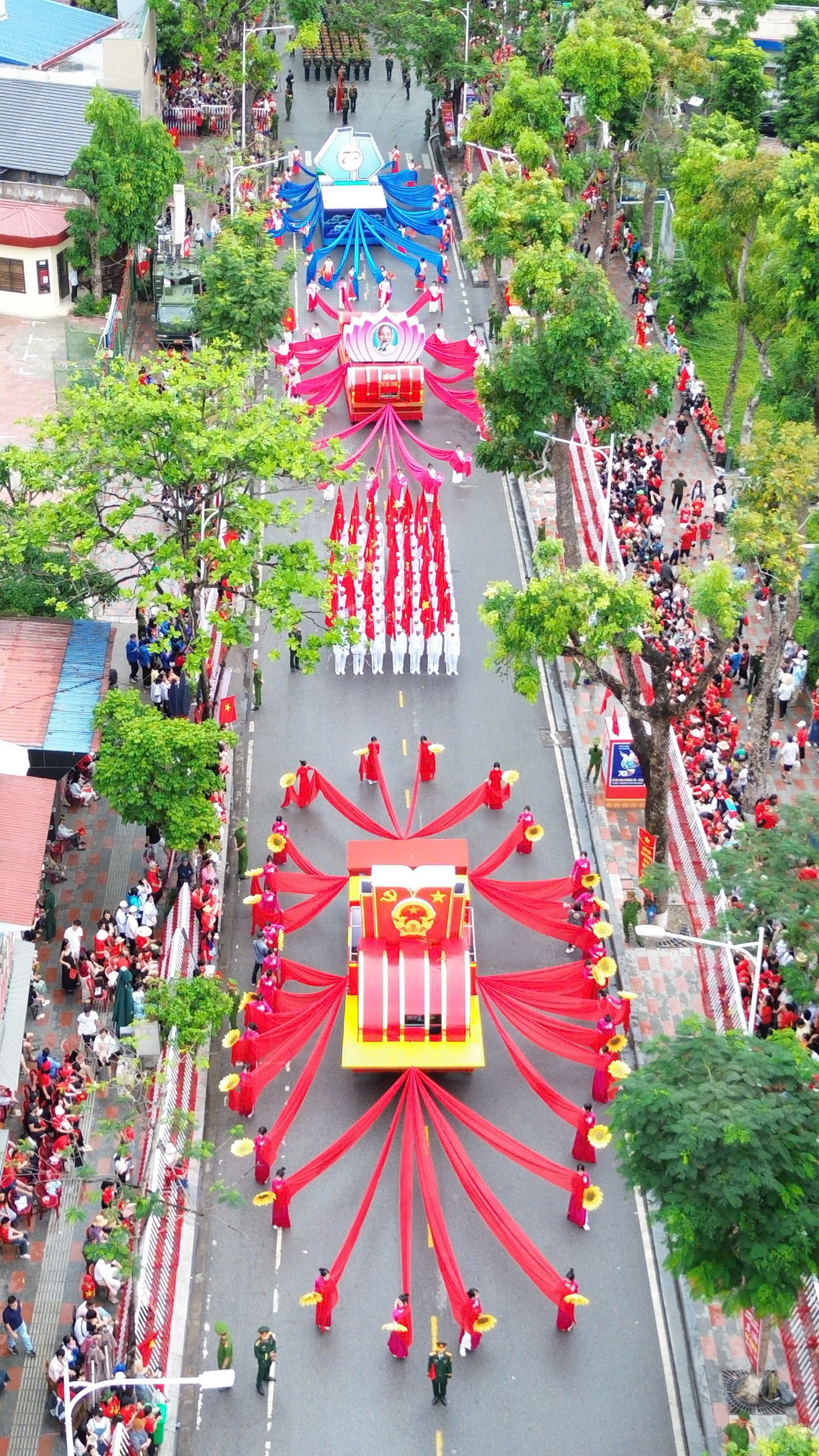 Rực rỡ sắc màu Lễ duyệt đội ngũ và diễu hành quần chúng chào mừng 70 năm Ngày Giải phóng Hải Phòng- Ảnh 13. Rực rỡ sắc màu Lễ duyệt đội ngũ và diễu hành quần chúng chào mừng 70 năm Ngày Giải phóng Hải Phòng- Ảnh 13.