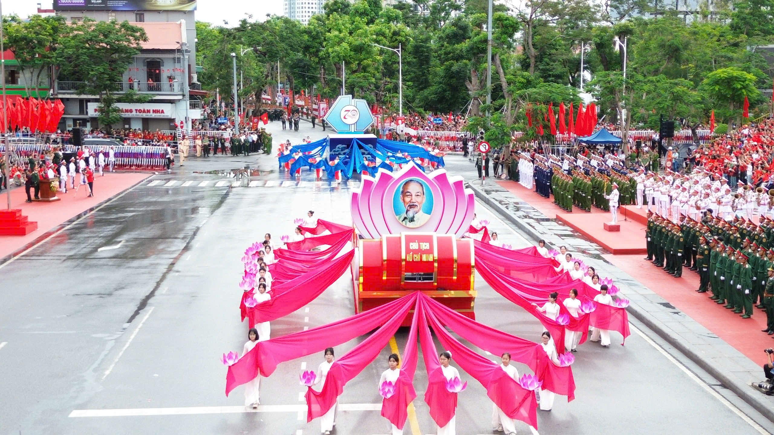 Rực rỡ sắc màu Lễ duyệt đội ngũ và diễu hành quần chúng chào mừng 70 năm Ngày Giải phóng Hải Phòng- Ảnh 23. Rực rỡ sắc màu Lễ duyệt đội ngũ và diễu hành quần chúng chào mừng 70 năm Ngày Giải phóng Hải Phòng- Ảnh 23.