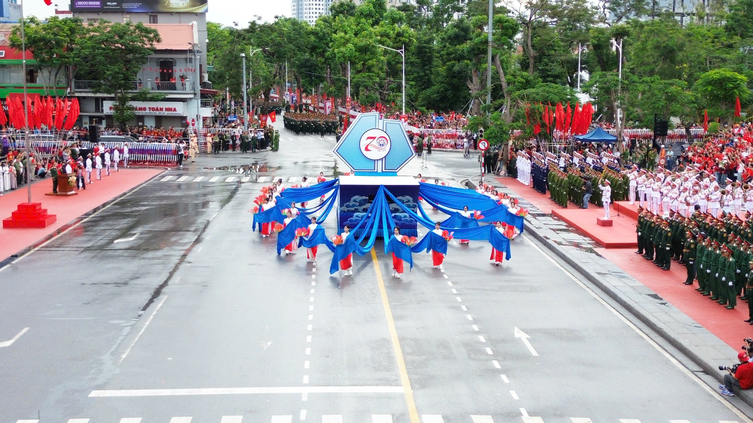 Rực rỡ sắc màu Lễ duyệt đội ngũ và diễu hành quần chúng chào mừng 70 năm Ngày Giải phóng Hải Phòng- Ảnh 24. Rực rỡ sắc màu Lễ duyệt đội ngũ và diễu hành quần chúng chào mừng 70 năm Ngày Giải phóng Hải Phòng- Ảnh 24.