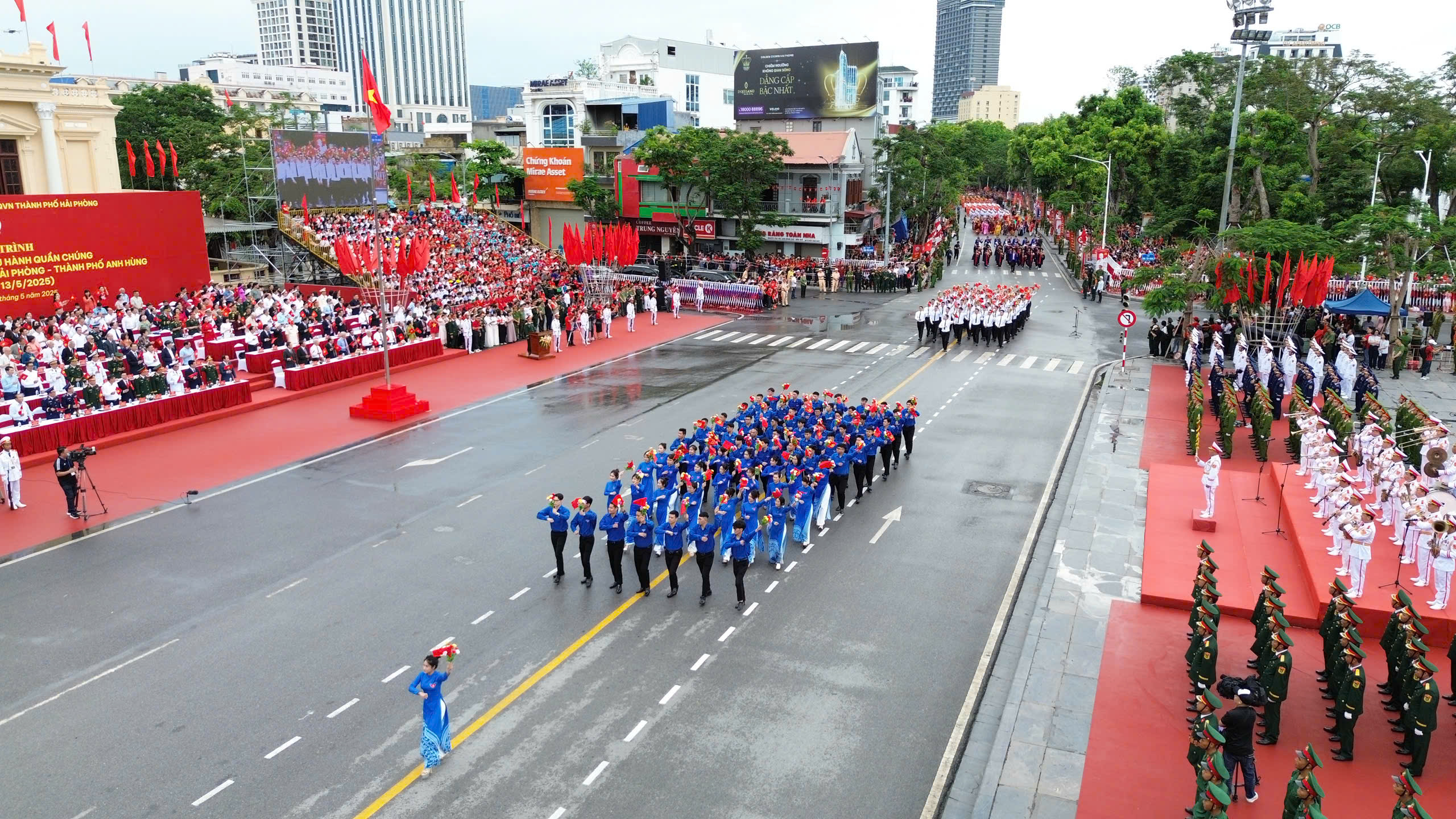 Rực rỡ sắc màu Lễ duyệt đội ngũ và diễu hành quần chúng chào mừng 70 năm Ngày Giải phóng Hải Phòng- Ảnh 19. Rực rỡ sắc màu Lễ duyệt đội ngũ và diễu hành quần chúng chào mừng 70 năm Ngày Giải phóng Hải Phòng- Ảnh 19.