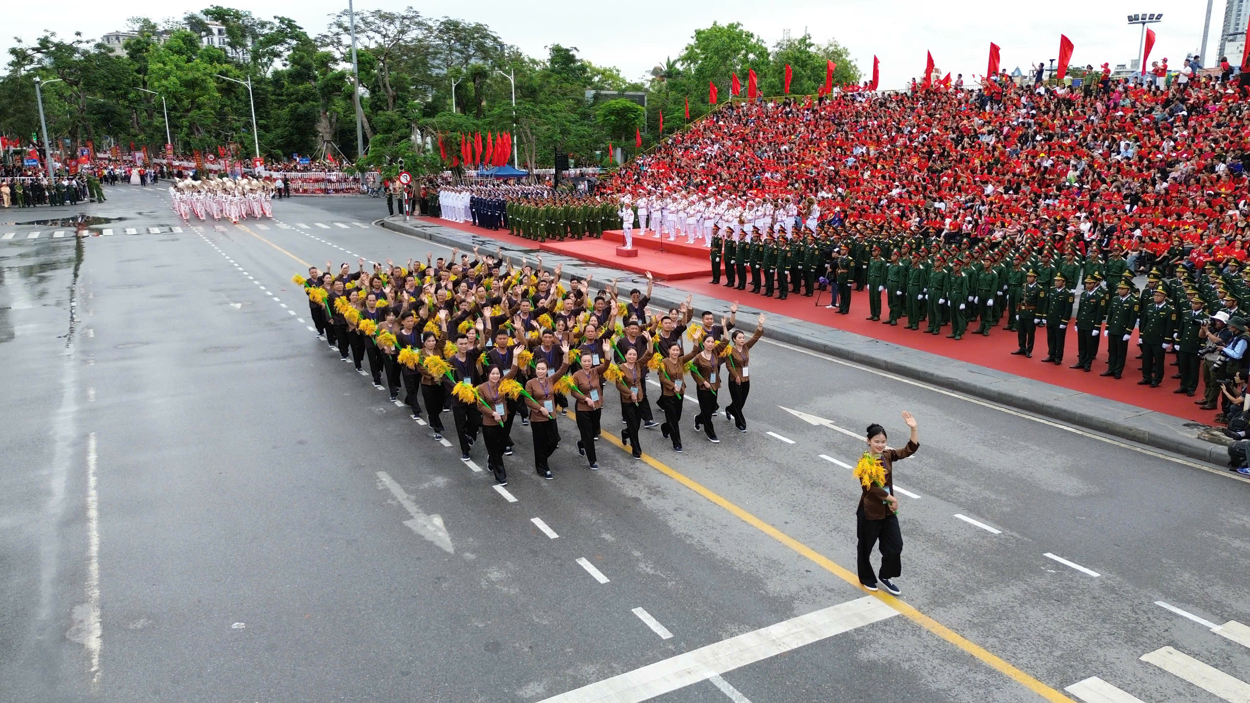 Rực rỡ sắc màu Lễ duyệt đội ngũ và diễu hành quần chúng chào mừng 70 năm Ngày Giải phóng Hải Phòng- Ảnh 22. Rực rỡ sắc màu Lễ duyệt đội ngũ và diễu hành quần chúng chào mừng 70 năm Ngày Giải phóng Hải Phòng- Ảnh 22.
