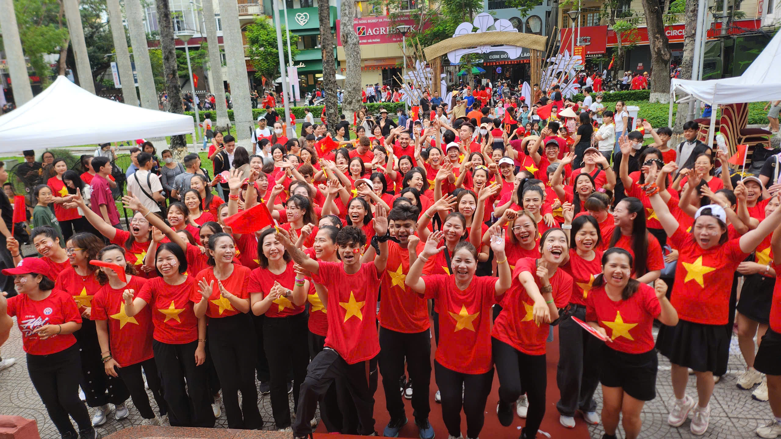 Rực rỡ sắc màu Lễ duyệt đội ngũ và diễu hành quần chúng chào mừng 70 năm Ngày Giải phóng Hải Phòng- Ảnh 28. Rực rỡ sắc màu Lễ duyệt đội ngũ và diễu hành quần chúng chào mừng 70 năm Ngày Giải phóng Hải Phòng- Ảnh 28.