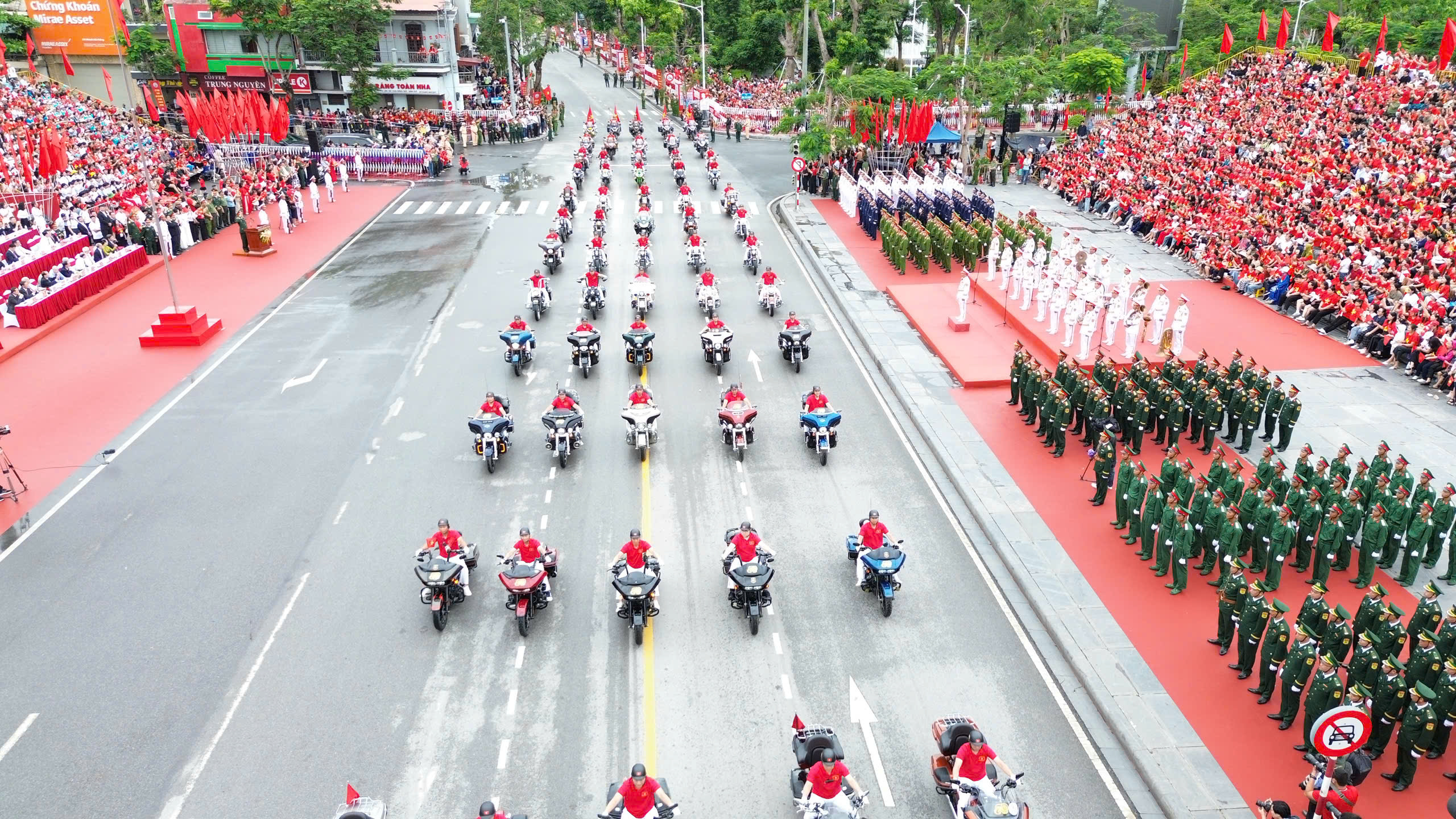 Rực rỡ sắc màu Lễ duyệt đội ngũ và diễu hành quần chúng chào mừng 70 năm Ngày Giải phóng Hải Phòng- Ảnh 25. Rực rỡ sắc màu Lễ duyệt đội ngũ và diễu hành quần chúng chào mừng 70 năm Ngày Giải phóng Hải Phòng- Ảnh 25.
