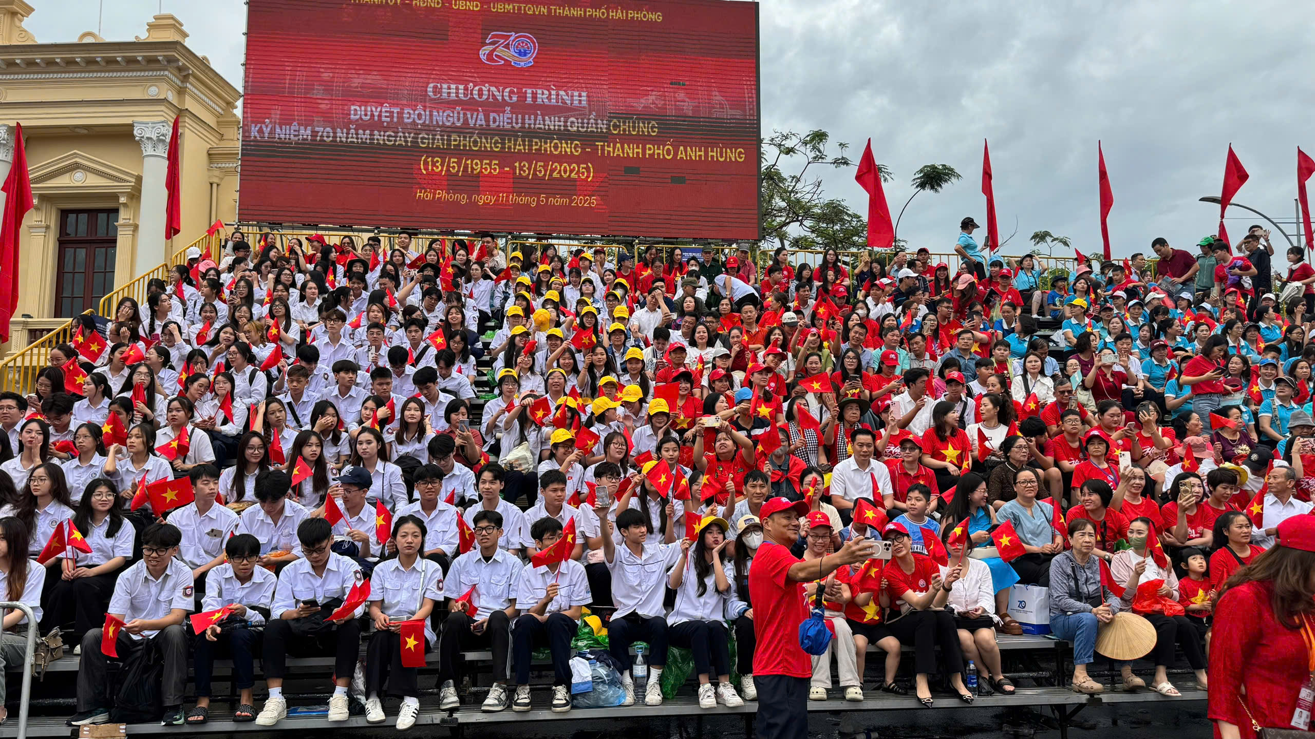 Rực rỡ sắc màu Lễ duyệt đội ngũ và diễu hành quần chúng chào mừng 70 năm Ngày Giải phóng Hải Phòng- Ảnh 2. Rực rỡ sắc màu Lễ duyệt đội ngũ và diễu hành quần chúng chào mừng 70 năm Ngày Giải phóng Hải Phòng- Ảnh 2.
