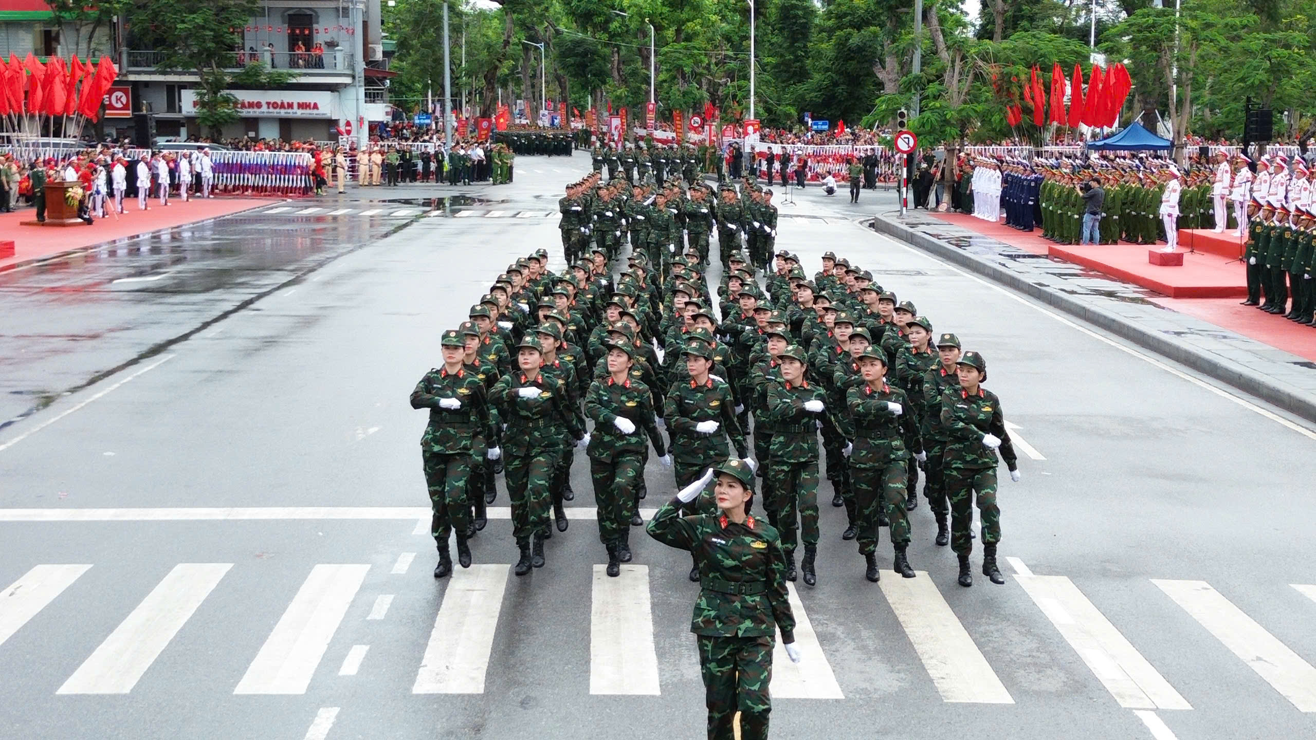Rực rỡ sắc màu Lễ duyệt đội ngũ và diễu hành quần chúng chào mừng 70 năm Ngày Giải phóng Hải Phòng- Ảnh 17. Rực rỡ sắc màu Lễ duyệt đội ngũ và diễu hành quần chúng chào mừng 70 năm Ngày Giải phóng Hải Phòng- Ảnh 17.