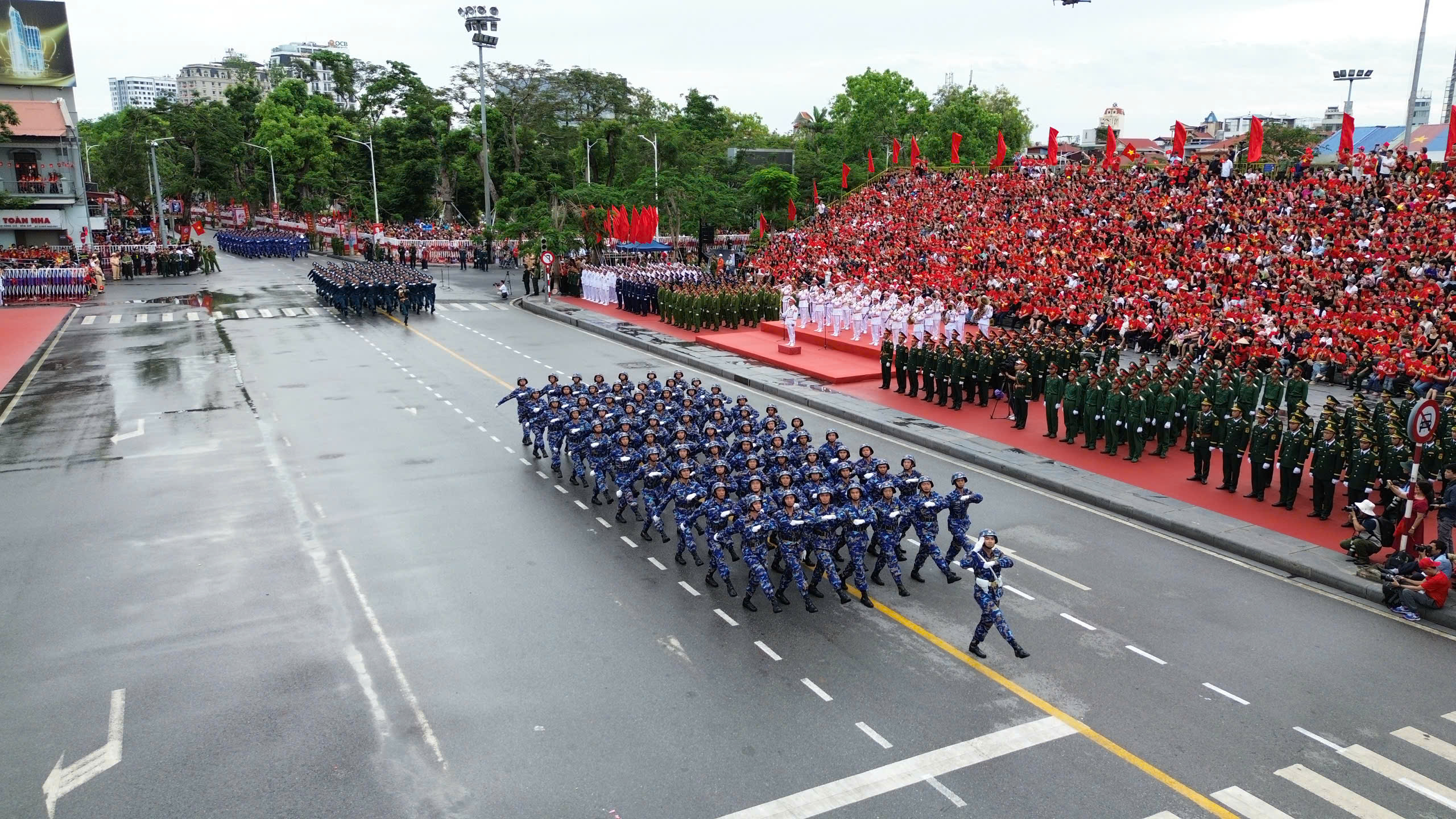 Rực rỡ sắc màu Lễ duyệt đội ngũ và diễu hành quần chúng chào mừng 70 năm Ngày Giải phóng Hải Phòng- Ảnh 16. Rực rỡ sắc màu Lễ duyệt đội ngũ và diễu hành quần chúng chào mừng 70 năm Ngày Giải phóng Hải Phòng- Ảnh 16.