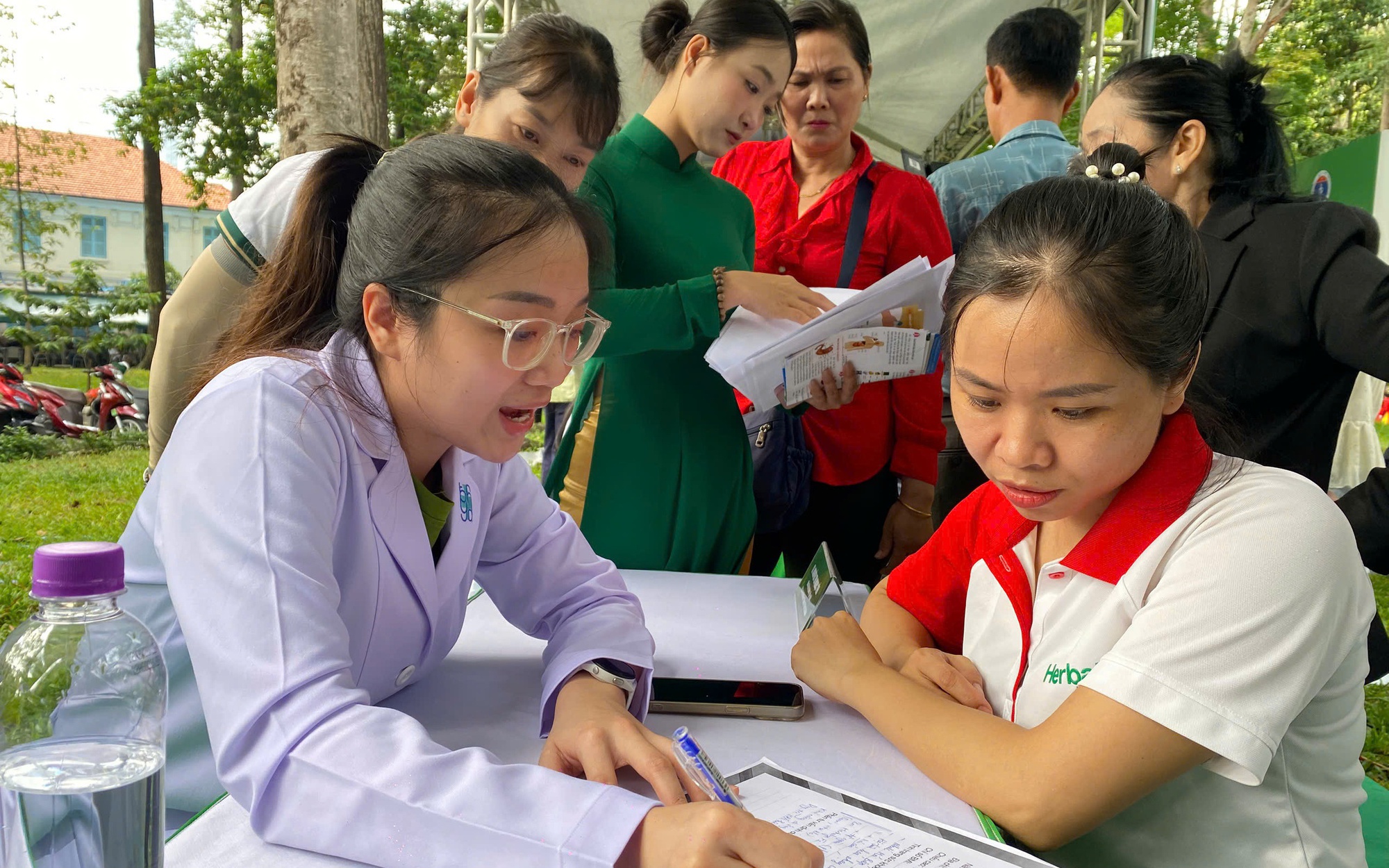 Người dân háo hức khám, tư vấn sức khỏe miễn phí tại Ngày Dinh dưỡng Cộng đồng Việt Nam lần 4