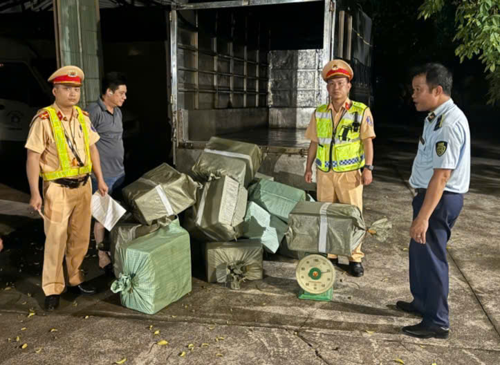 Phát hiện xe chở 3 tạ lòng lợn khô không rõ nguồn gốc- Ảnh 1. Phát hiện xe chở 3 tạ lòng lợn khô không rõ nguồn gốc- Ảnh 1.