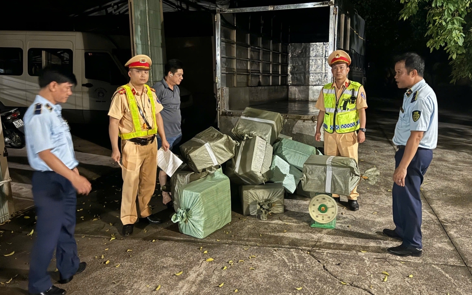 Phát hiện xe chở 3 tạ lòng lợn khô không rõ nguồn gốc