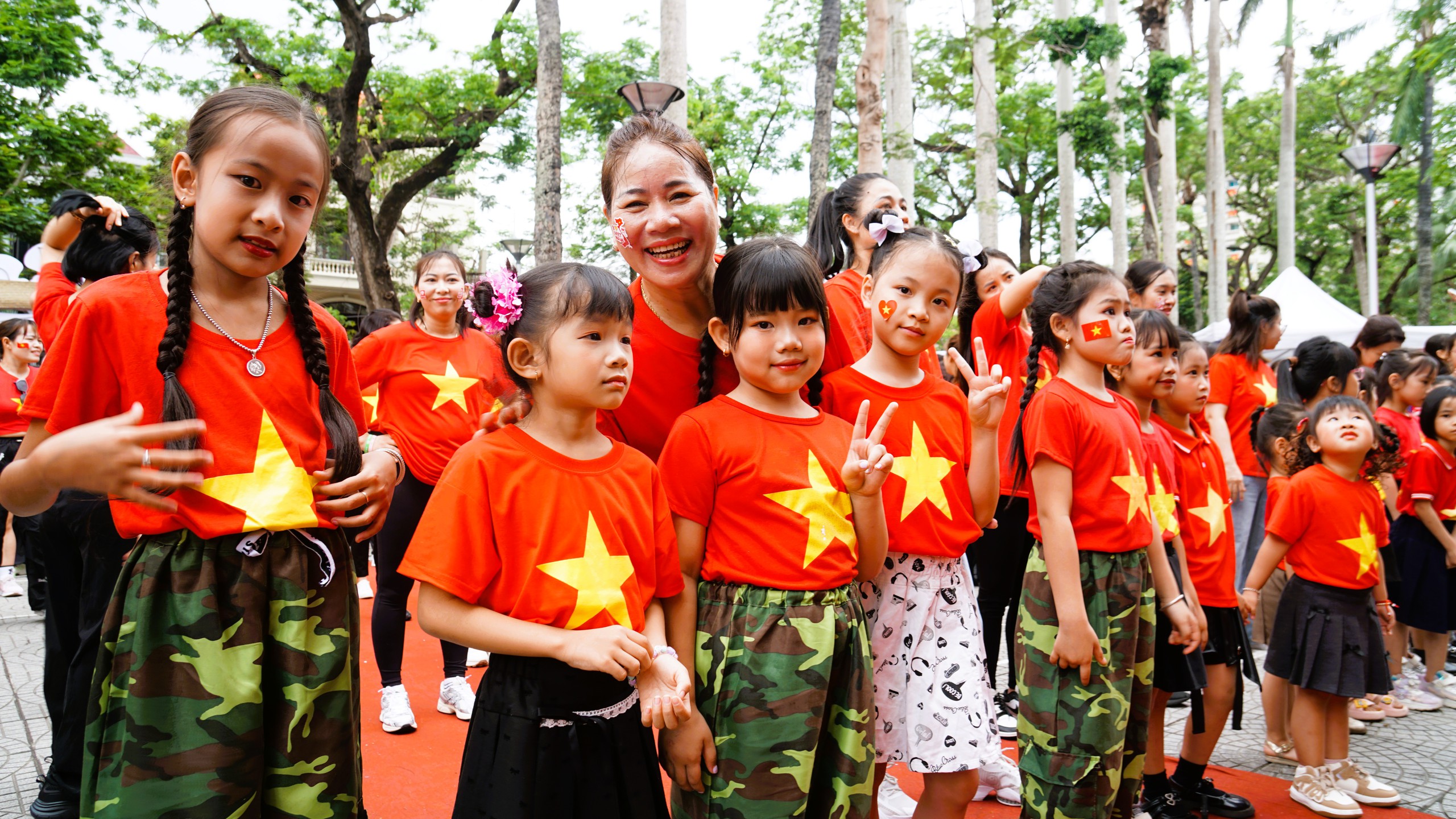 Rực rỡ sắc màu Lễ duyệt đội ngũ và diễu hành quần chúng chào mừng 70 năm Ngày Giải phóng Hải Phòng- Ảnh 10. Rực rỡ sắc màu Lễ duyệt đội ngũ và diễu hành quần chúng chào mừng 70 năm Ngày Giải phóng Hải Phòng- Ảnh 10.