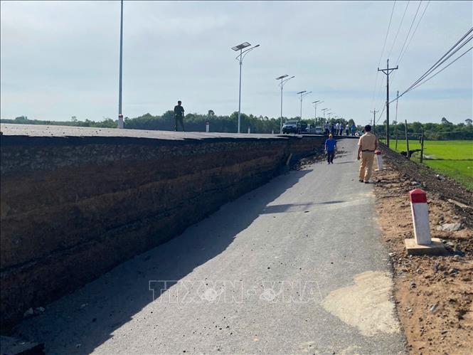 Phân luồng giao thông sau sự cố sụt lún đường tại Tây Ninh- Ảnh 2. Phân luồng giao thông sau sự cố sụt lún đường tại Tây Ninh- Ảnh 2.