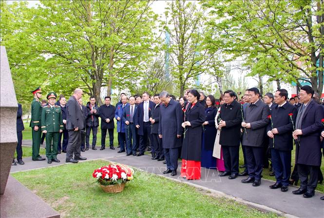 Tổng Bí thư Tô Lâm và Phu nhân dâng hoa tưởng nhớ Chủ tịch Hồ Chí Minh và Tổng Bí thư Lê Duẩn tại Moskva- Ảnh 2.