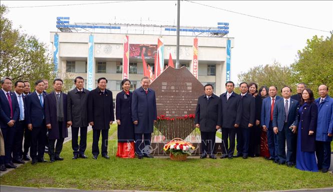 Tổng Bí thư Tô Lâm và Phu nhân dâng hoa tưởng nhớ Chủ tịch Hồ Chí Minh và Tổng Bí thư Lê Duẩn tại Moskva- Ảnh 3.