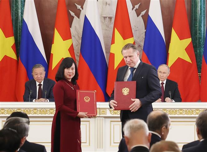Tổng Bí thư Tô Lâm và Tổng thống V. Putin chứng kiến Lễ trao các văn kiện hợp tác- Ảnh 2. Tổng Bí thư Tô Lâm và Tổng thống V. Putin chứng kiến Lễ trao các văn kiện hợp tác- Ảnh 2.