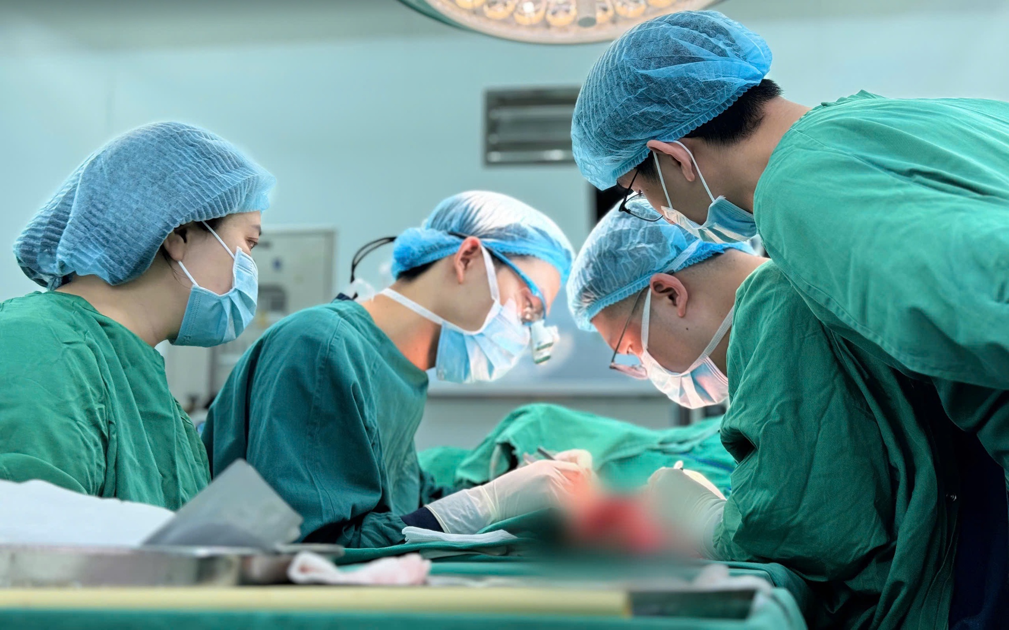 Vi phẫu cứu ngón tay đứt lìa cho nam công nhân