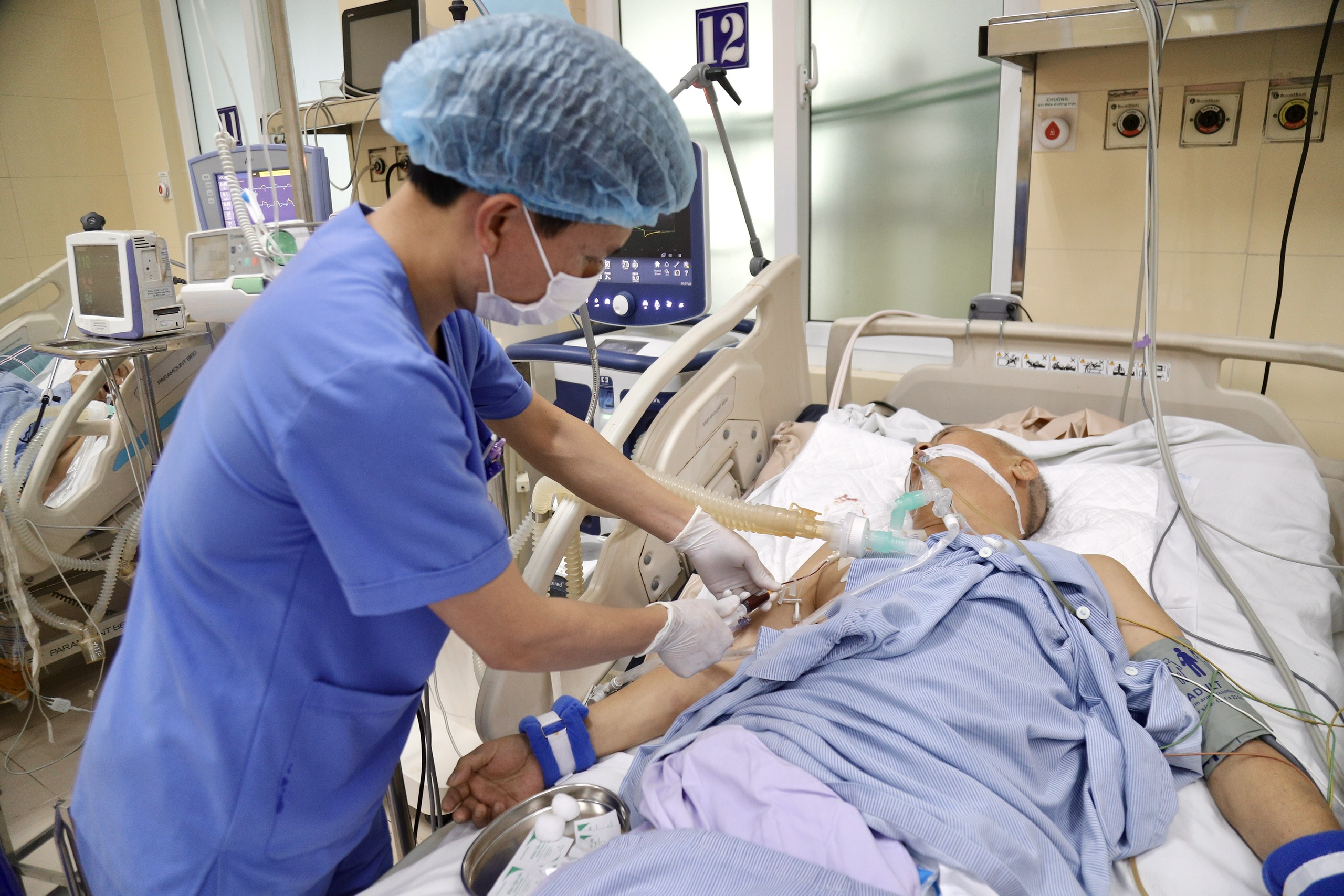 Tôn vinh điều dưỡng - những 'chiến sĩ' tuyến đầu thầm lặng chăm sóc sức khỏe người bệnh- Ảnh 3. Tôn vinh điều dưỡng - những 'chiến sĩ' tuyến đầu thầm lặng chăm sóc sức khỏe người bệnh- Ảnh 3.
