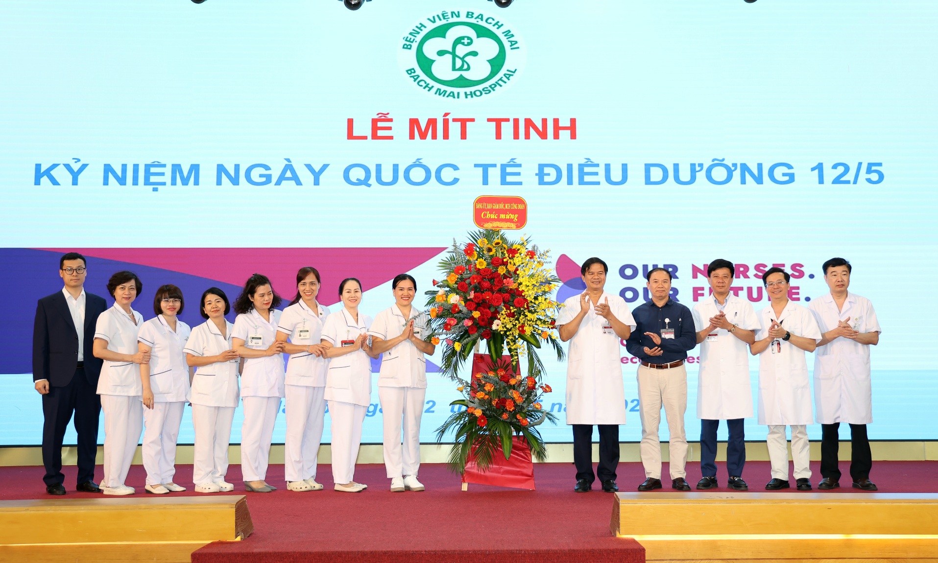 Lực lượng nòng cốt trực tiếp chăm sóc người bệnh tại bệnh viện hạng đặc biệt lớn nhất miền Bắc- Ảnh 1. Lực lượng nòng cốt trực tiếp chăm sóc người bệnh tại bệnh viện hạng đặc biệt lớn nhất miền Bắc- Ảnh 1.