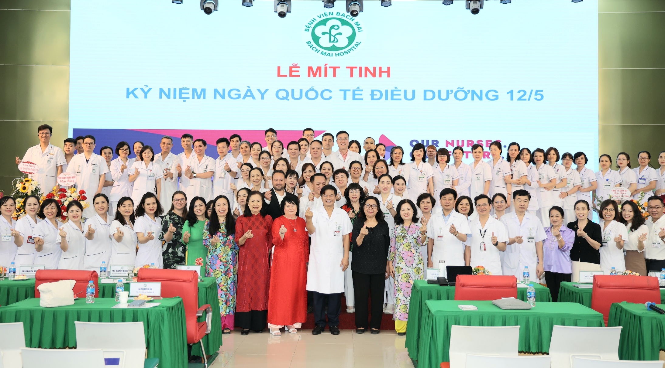 Lực lượng nòng cốt trực tiếp chăm sóc người bệnh tại bệnh viện hạng đặc biệt lớn nhất miền Bắc- Ảnh 3. Lực lượng nòng cốt trực tiếp chăm sóc người bệnh tại bệnh viện hạng đặc biệt lớn nhất miền Bắc- Ảnh 3.