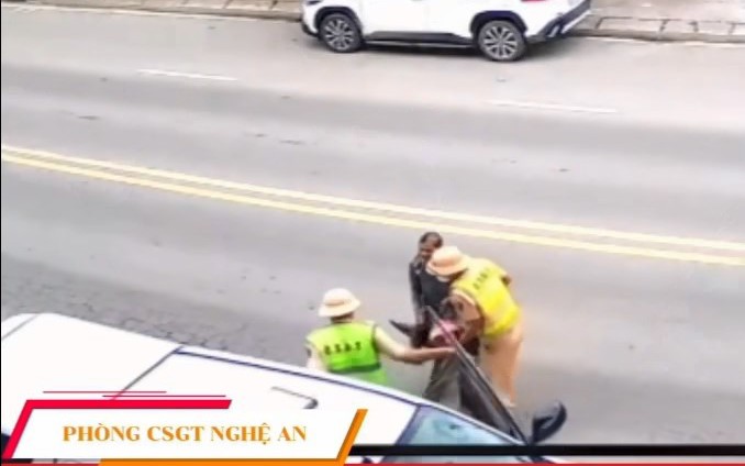 Cảnh sát dùng xe chuyên dụng đưa người đàn ông bất tỉnh bên lề đường đi cấp cứu