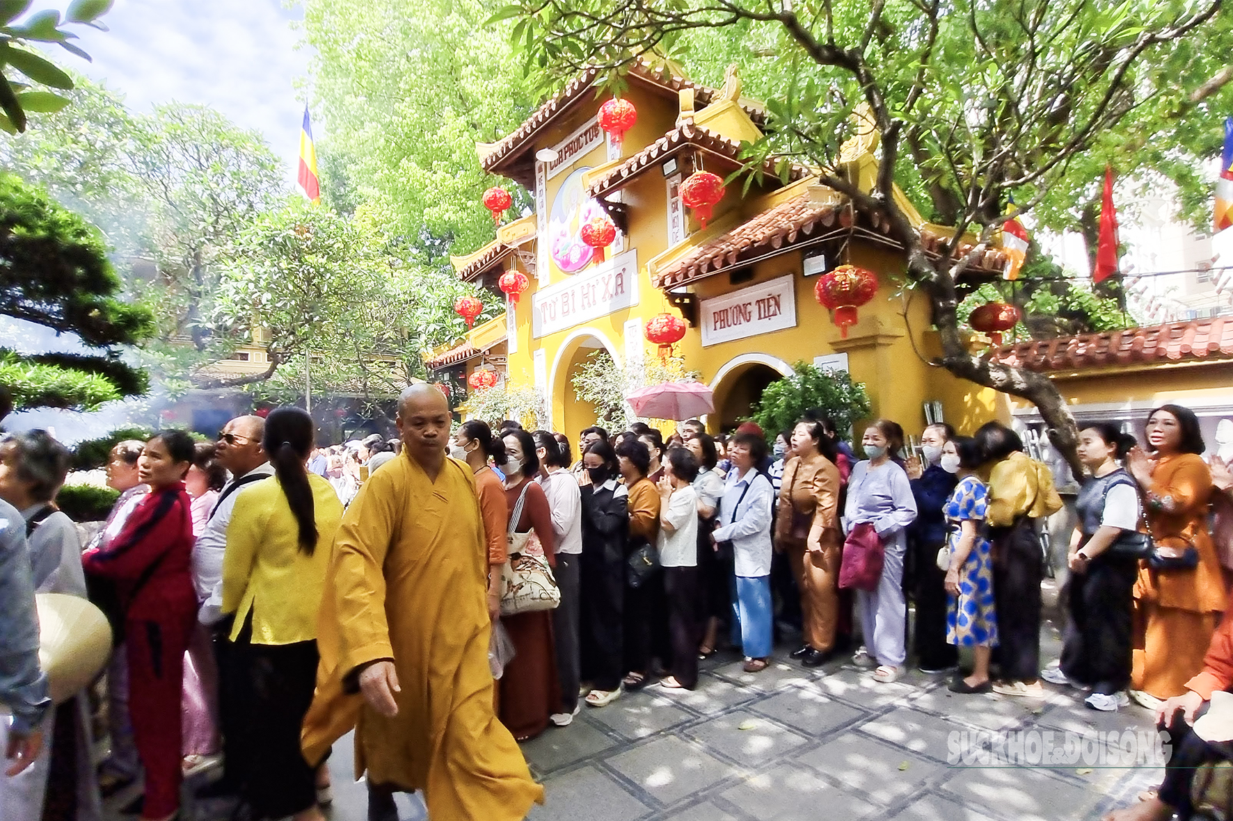 Hà Nội rực rỡ sắc màu mừng ngày Phật đản- Ảnh 3. Hà Nội rực rỡ sắc màu mừng ngày Phật đản- Ảnh 3.