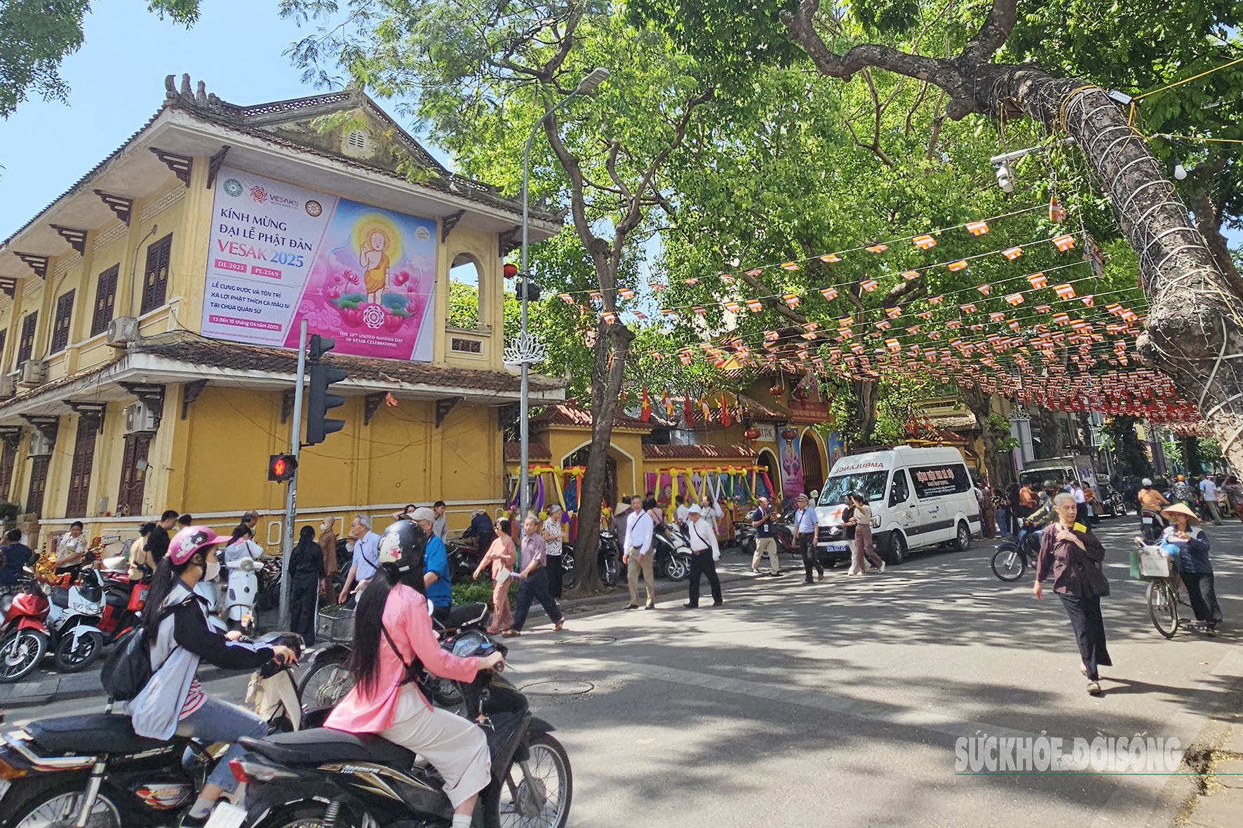 Hà Nội rực rỡ sắc màu mừng ngày Phật đản- Ảnh 7. Hà Nội rực rỡ sắc màu mừng ngày Phật đản- Ảnh 7.