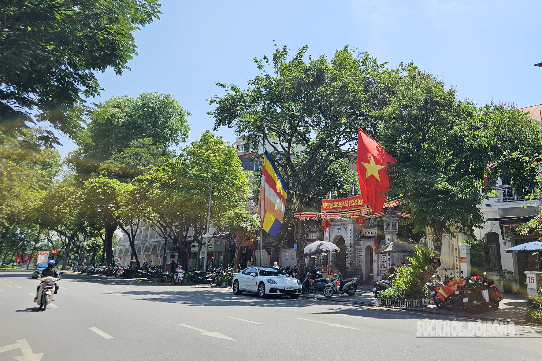 Hà Nội rực rỡ sắc màu mừng ngày Phật đản- Ảnh 10. Hà Nội rực rỡ sắc màu mừng ngày Phật đản- Ảnh 10.