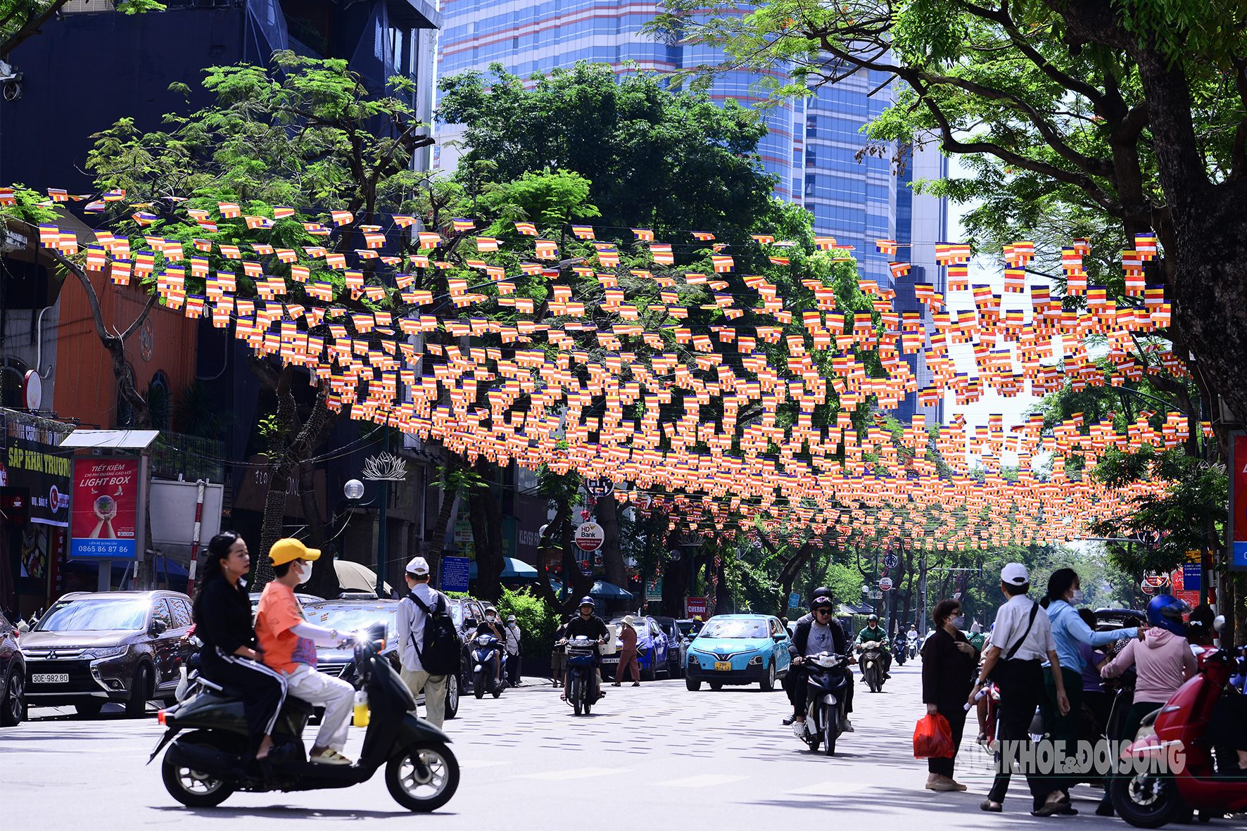 Hà Nội rực rỡ sắc màu mừng ngày Phật đản- Ảnh 8. Hà Nội rực rỡ sắc màu mừng ngày Phật đản- Ảnh 8.