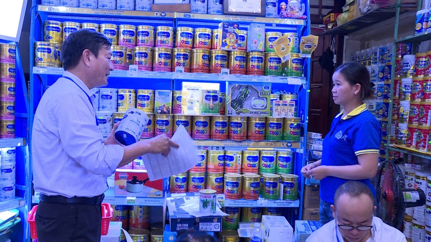 Huế kiểm tra loạt cơ sở kinh doanh sữa, thực phẩm chức năng và bếp ăn tập thể- Ảnh 2. Huế kiểm tra loạt cơ sở kinh doanh sữa, thực phẩm chức năng và bếp ăn tập thể- Ảnh 2.