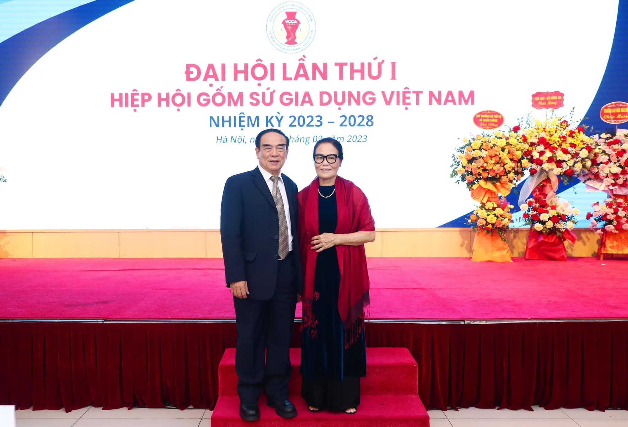 Hình ảnh hiếm hoi của mẹ ruột Hoa hậu Ngô Phương Lan: Có thần thái sang trọng, da và dáng đẹp ở tuổi hưu- Ảnh 2. Hình ảnh hiếm hoi của mẹ ruột Hoa hậu Ngô Phương Lan: Có thần thái sang trọng, da và dáng đẹp ở tuổi hưu- Ảnh 2.