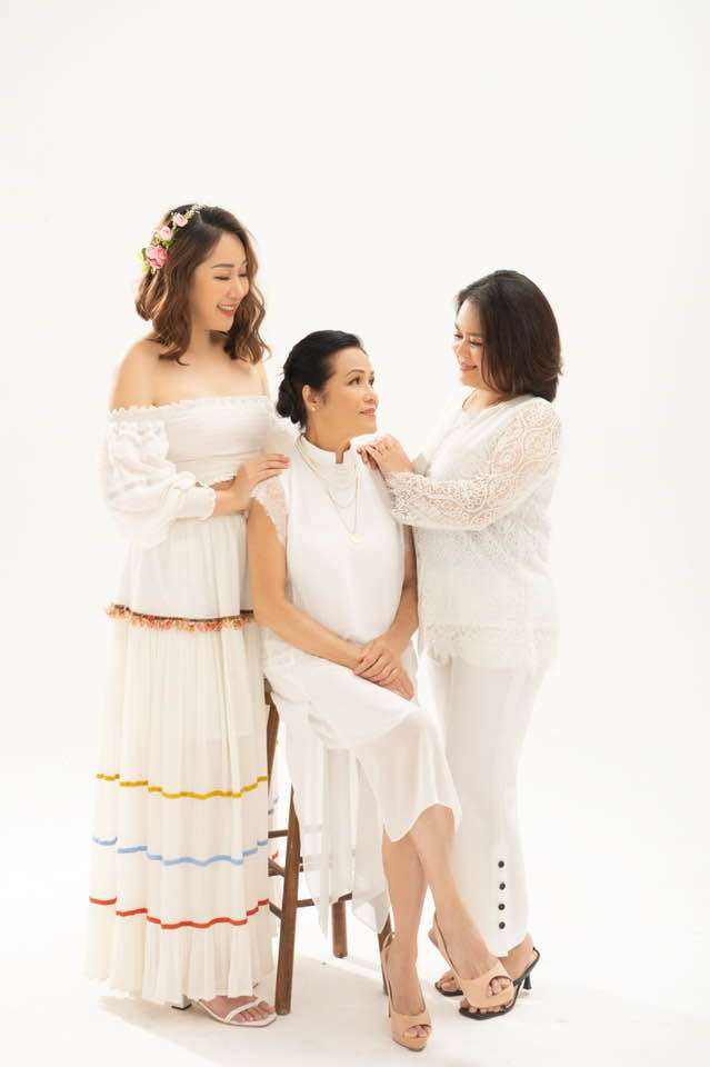 Hình ảnh hiếm hoi của mẹ ruột Hoa hậu Ngô Phương Lan: Có thần thái sang trọng, da và dáng đẹp ở tuổi hưu- Ảnh 3. Hình ảnh hiếm hoi của mẹ ruột Hoa hậu Ngô Phương Lan: Có thần thái sang trọng, da và dáng đẹp ở tuổi hưu- Ảnh 3.