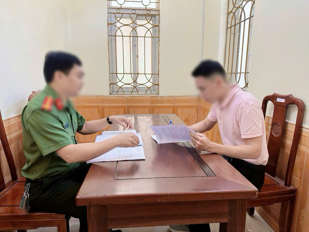 Mang giấy mời Lễ hội Hoa Phượng Đỏ do đối tác tặng đi rao bán 'vé VIP' giá tiền triệu- Ảnh 1. Mang giấy mời Lễ hội Hoa Phượng Đỏ do đối tác tặng đi rao bán 'vé VIP' giá tiền triệu- Ảnh 1.