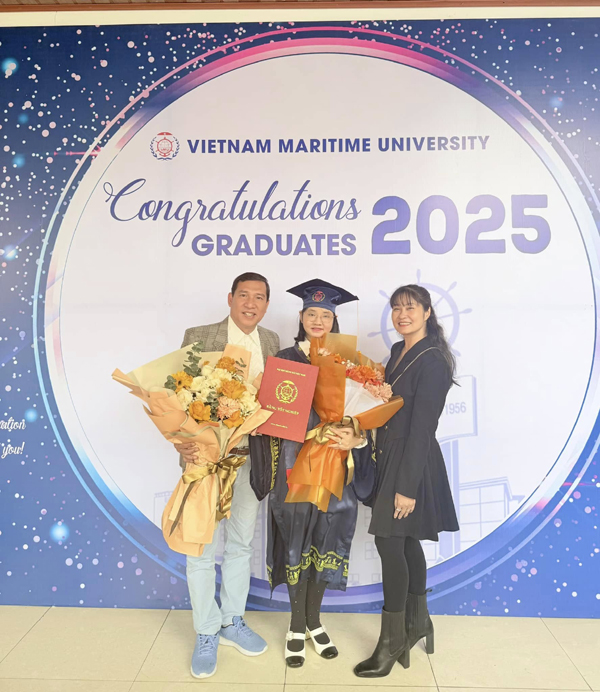 Nam NSƯT quê Hải Phòng nức danh làng hài đất Bắc đời thực có con gái tốt nghiệp đại học, sống cực kỳ bình dị- Ảnh 7. Nam NSƯT quê Hải Phòng nức danh làng hài đất Bắc đời thực có con gái tốt nghiệp đại học, sống cực kỳ bình dị- Ảnh 7.