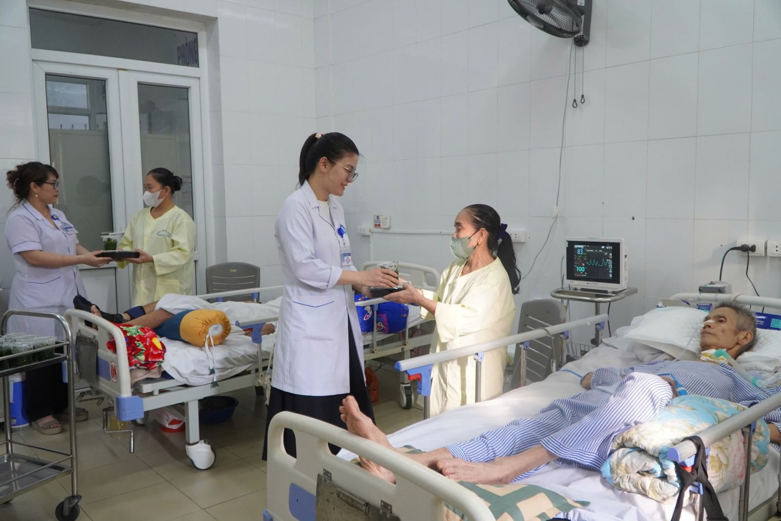 Điều dưỡng - người thầm lặng đồng hành cùng bệnh nhân- Ảnh 2. Điều dưỡng - người thầm lặng đồng hành cùng bệnh nhân- Ảnh 2.