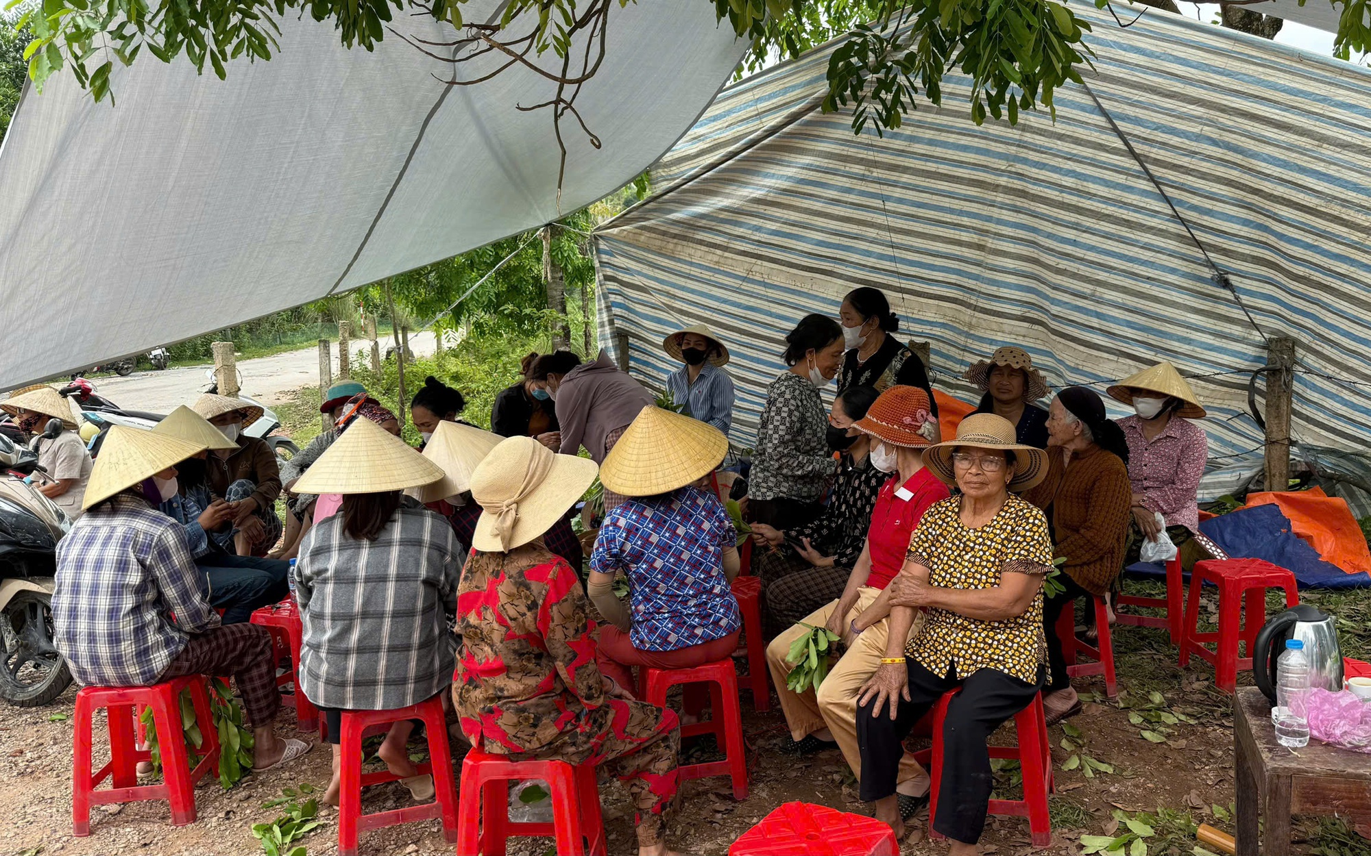 Người dân chặn xe không cho vào bãi rác, TP Thanh Hóa ngổn ngang rác thải