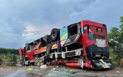 Xe khách mất lái, lộn nhiều vòng, hàng chục hành khách may mắn thoát nạn