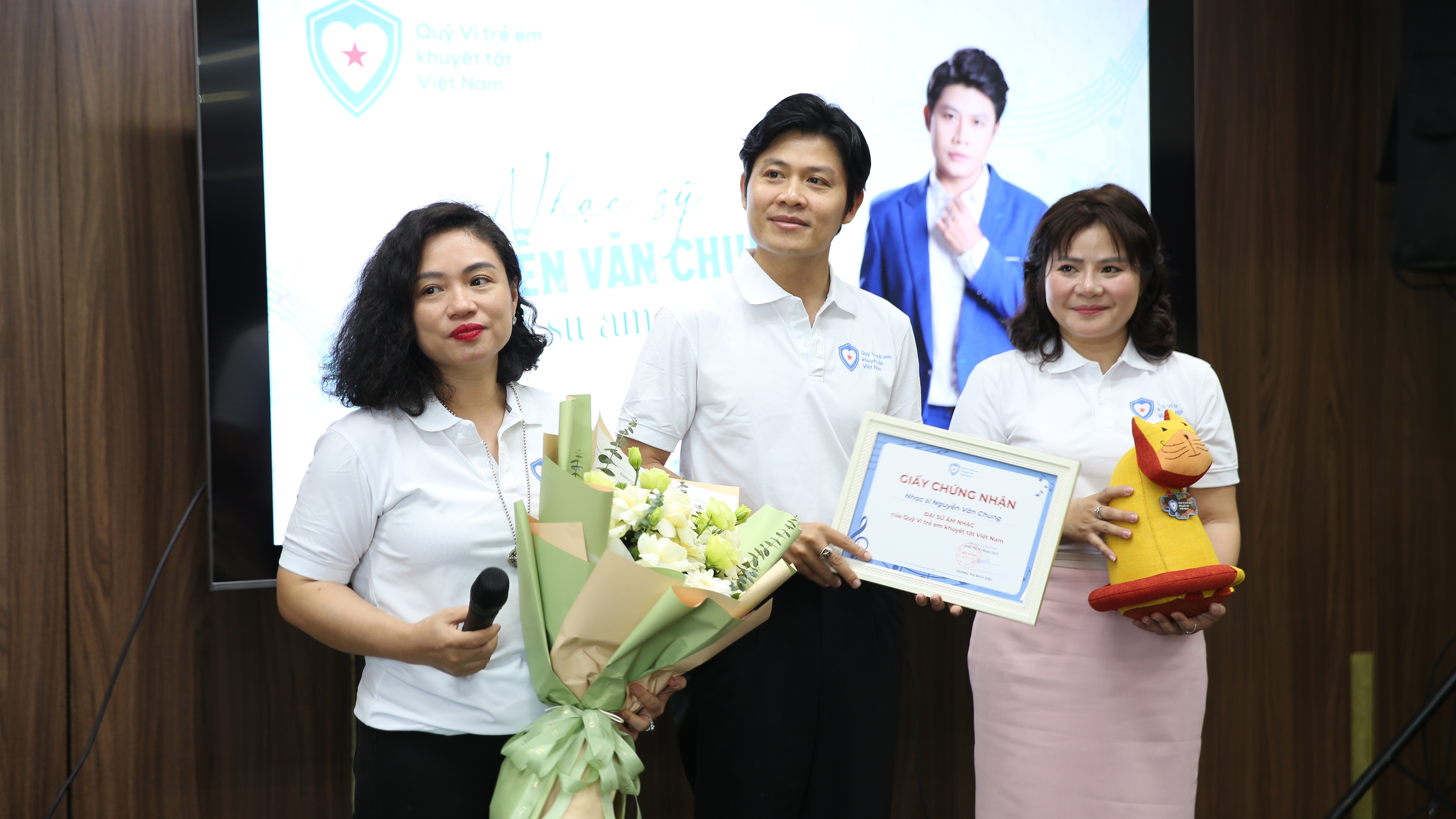 Nhạc sĩ Nguyễn Văn Chung là đại sứ âm nhạc vì trẻ em khuyết tật Việt Nam
- Ảnh 1. Nhạc sĩ Nguyễn Văn Chung là đại sứ âm nhạc vì trẻ em khuyết tật Việt Nam
- Ảnh 1.