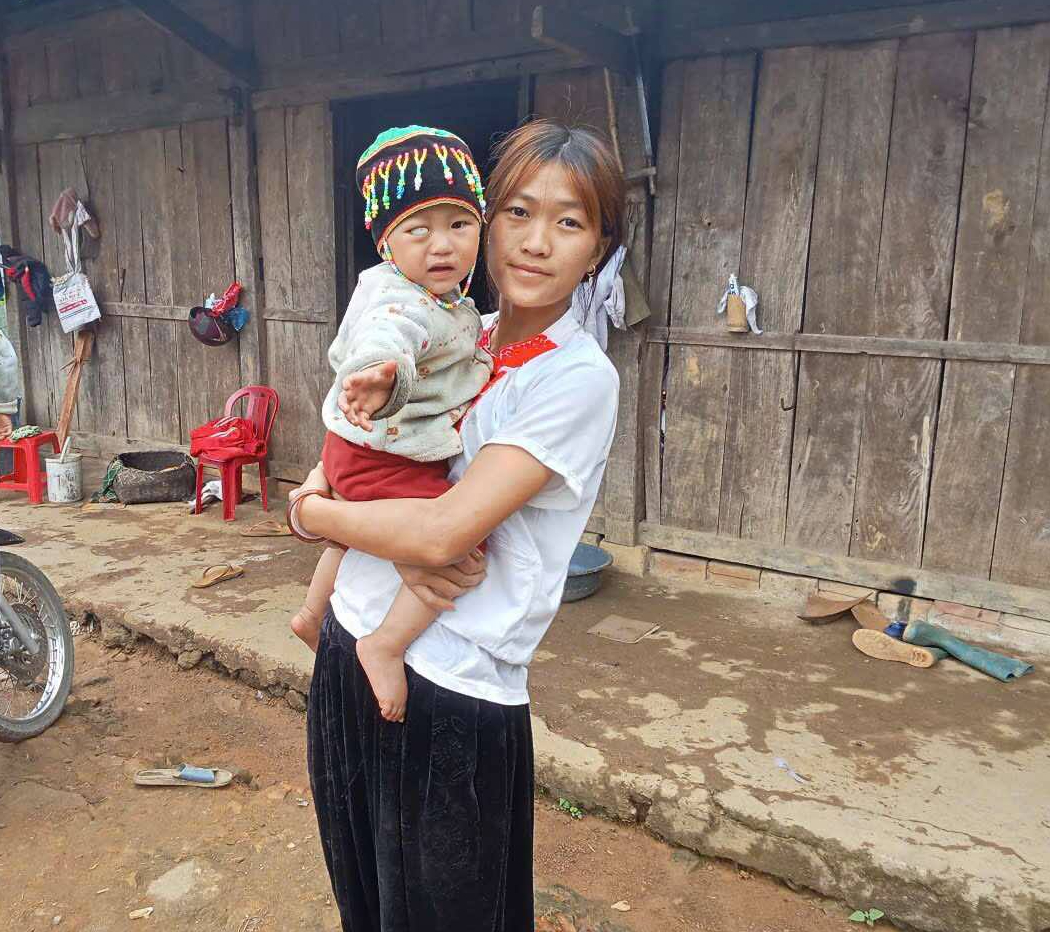 Bé 2 tuổi bị ung thư võng mạc, cha mẹ nghèo bán đàn lợn cũng không đủ tiền chữa trị- Ảnh 3. Bé 2 tuổi bị ung thư võng mạc, cha mẹ nghèo bán đàn lợn cũng không đủ tiền chữa trị- Ảnh 3.