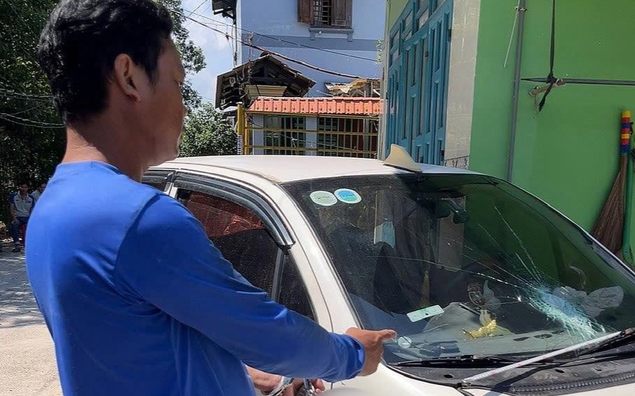 Dừng xe chắn lối đi, ô tô bị người đàn ông dùng dao rựa chém hư hỏng nặng