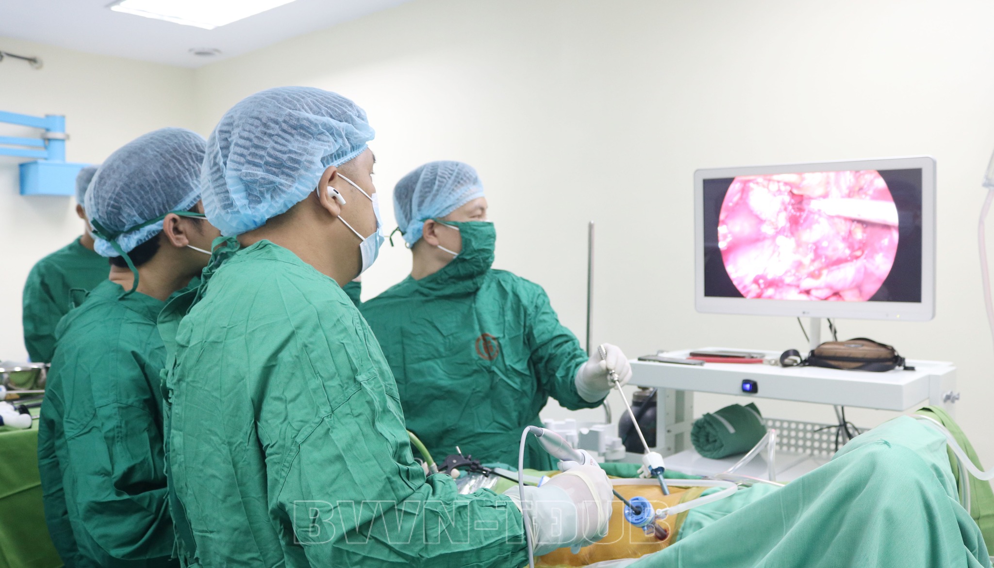 Ca ghép thận đặc biệt ở Quảng Ninh, mẹ đẻ tự nguyện hiến cho con- Ảnh 1.