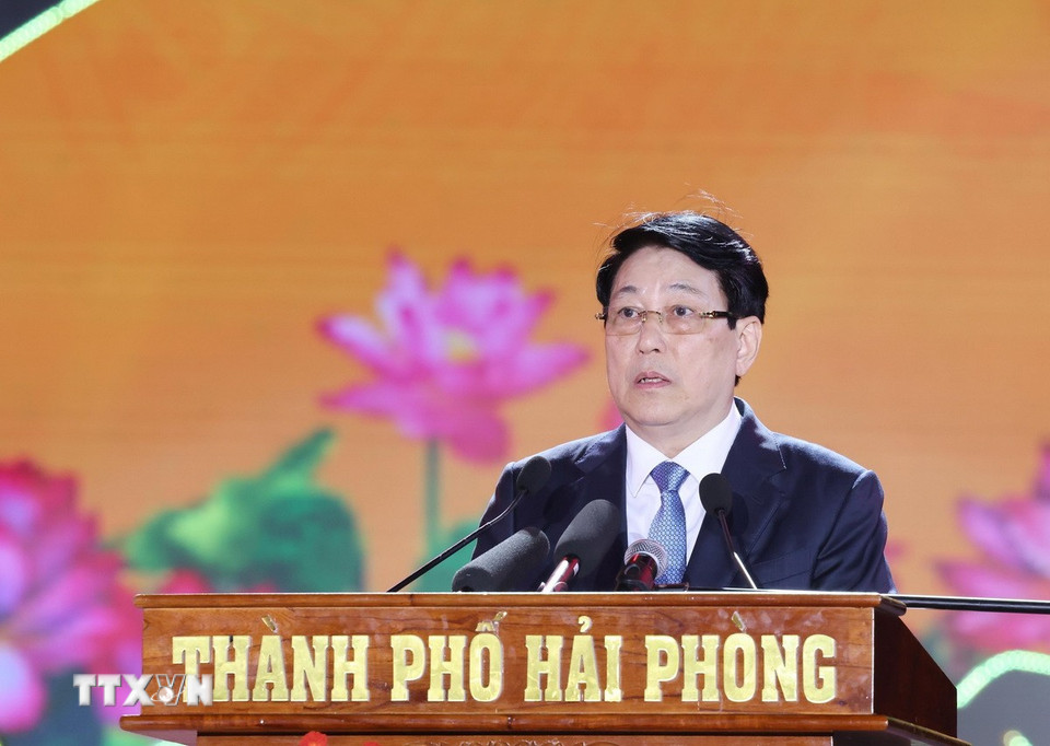 Lung linh sắc màu Lễ hội Hoa Phượng Đỏ - Hải Phòng 2025- Ảnh 1. Lung linh sắc màu Lễ hội Hoa Phượng Đỏ - Hải Phòng 2025- Ảnh 1.
