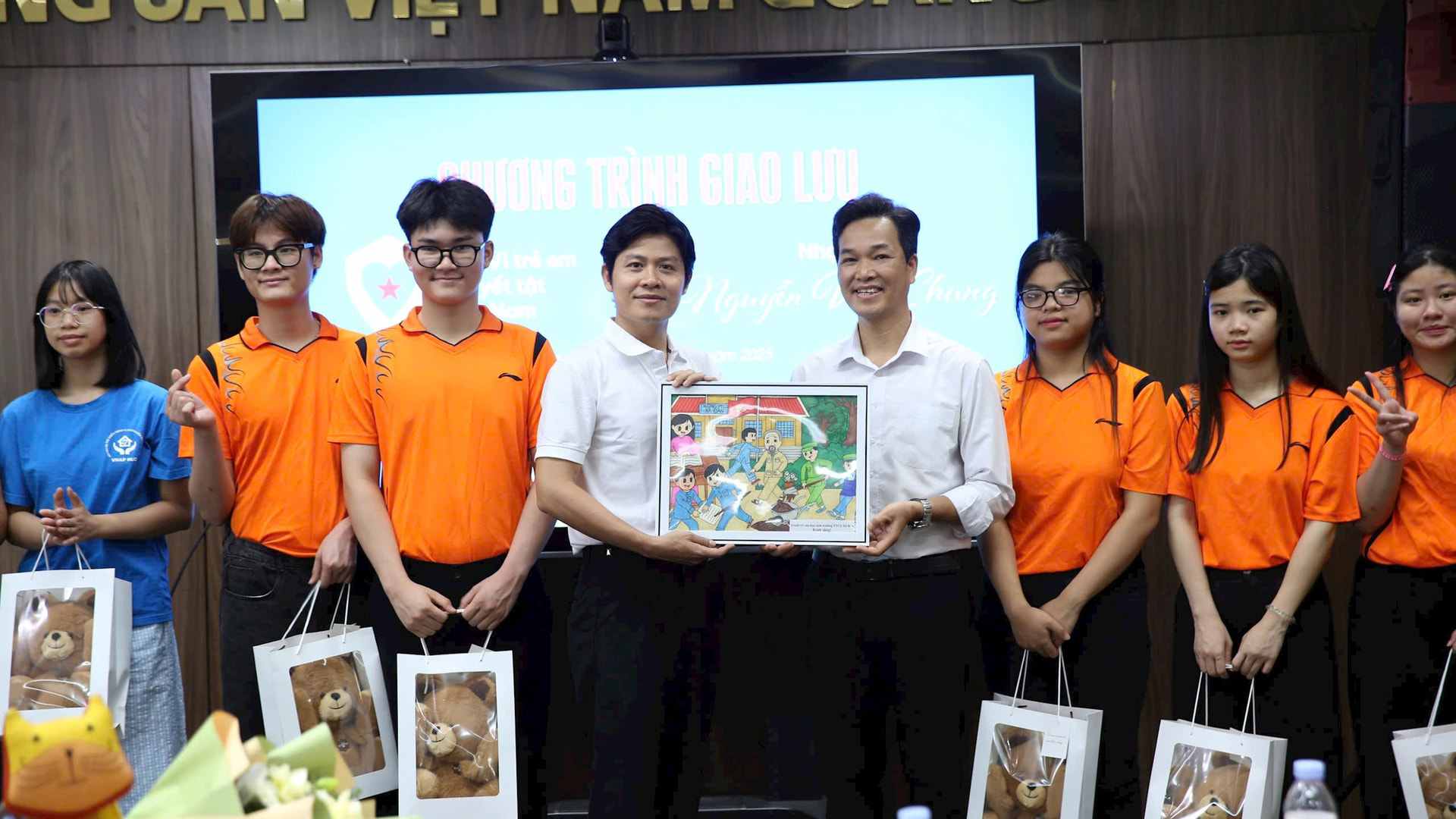 Nhạc sĩ Nguyễn Văn Chung là đại sứ âm nhạc vì trẻ em khuyết tật Việt Nam
- Ảnh 2. Nhạc sĩ Nguyễn Văn Chung là đại sứ âm nhạc vì trẻ em khuyết tật Việt Nam
- Ảnh 2.