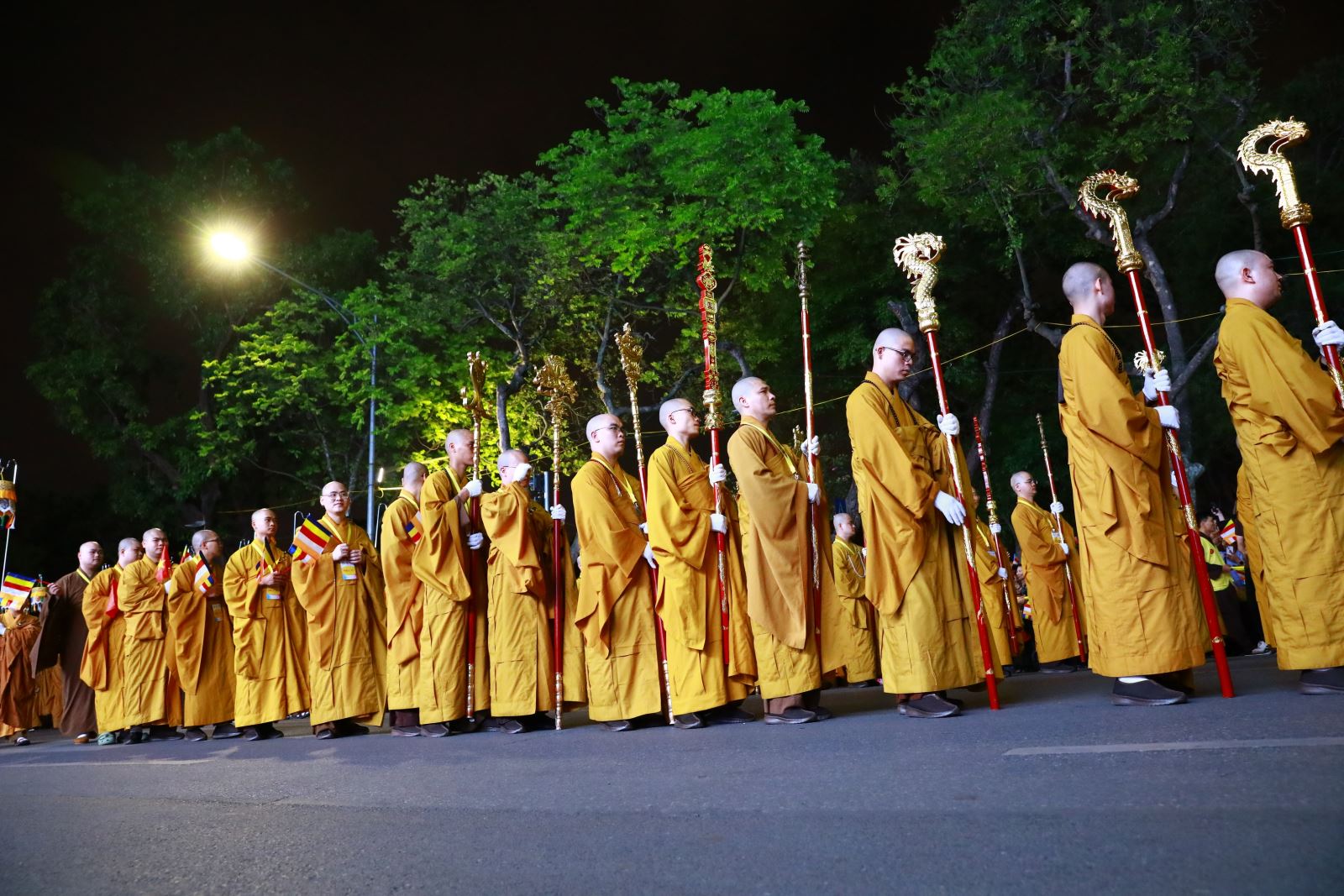 Hàng ngàn người dân đổ về hồ Hoàn Kiếm chiêm bái xá lợi Đức Phật- Ảnh 12. Hàng ngàn người dân đổ về hồ Hoàn Kiếm chiêm bái xá lợi Đức Phật- Ảnh 12.