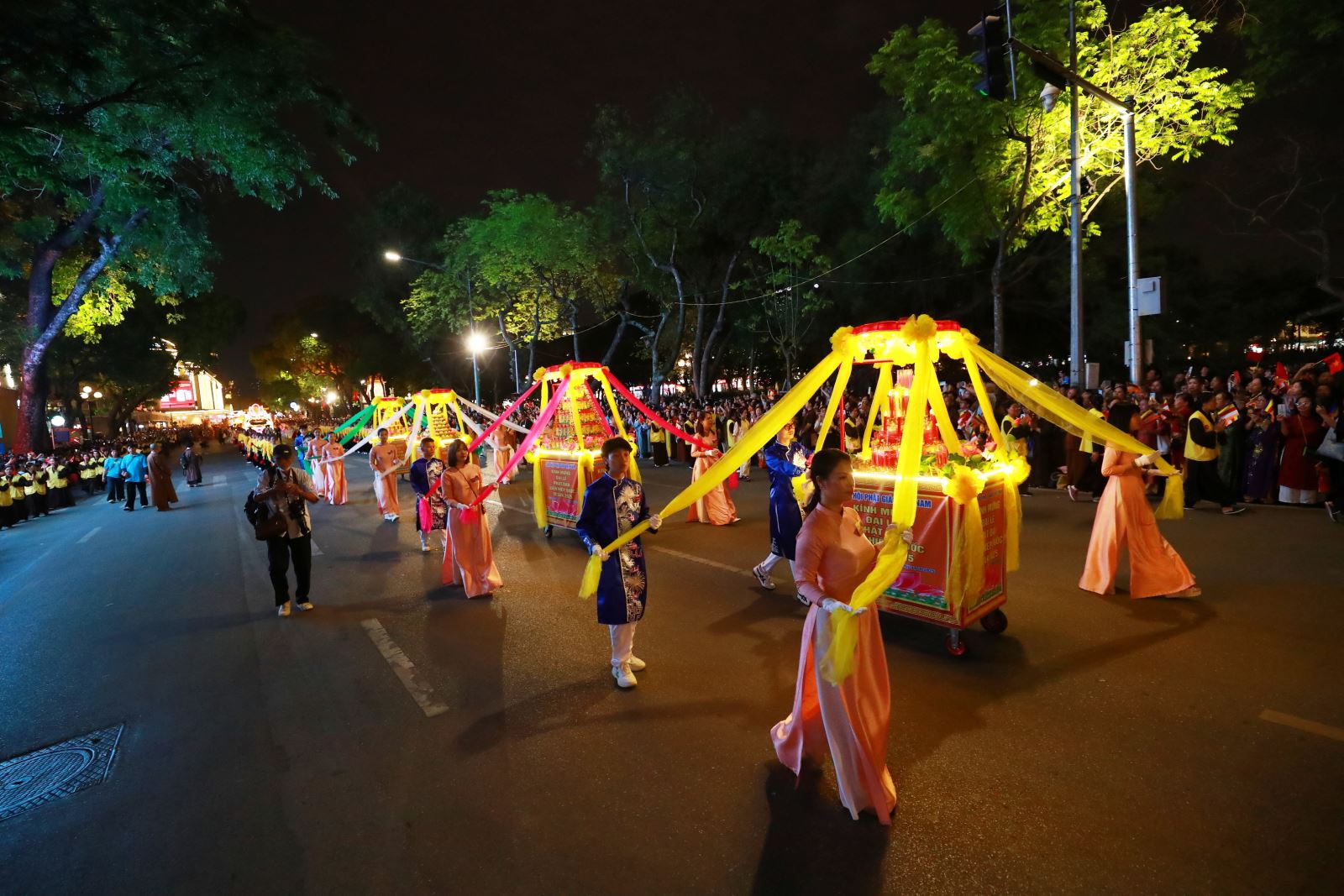 Hàng ngàn người dân đổ về hồ Hoàn Kiếm chiêm bái xá lợi Đức Phật- Ảnh 15. Hàng ngàn người dân đổ về hồ Hoàn Kiếm chiêm bái xá lợi Đức Phật- Ảnh 15.