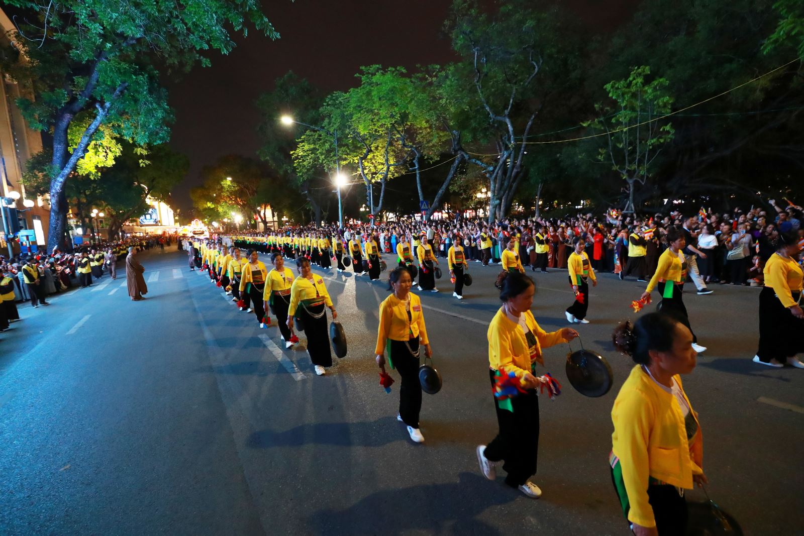 Hàng ngàn người dân đổ về hồ Hoàn Kiếm chiêm bái xá lợi Đức Phật- Ảnh 16. Hàng ngàn người dân đổ về hồ Hoàn Kiếm chiêm bái xá lợi Đức Phật- Ảnh 16.