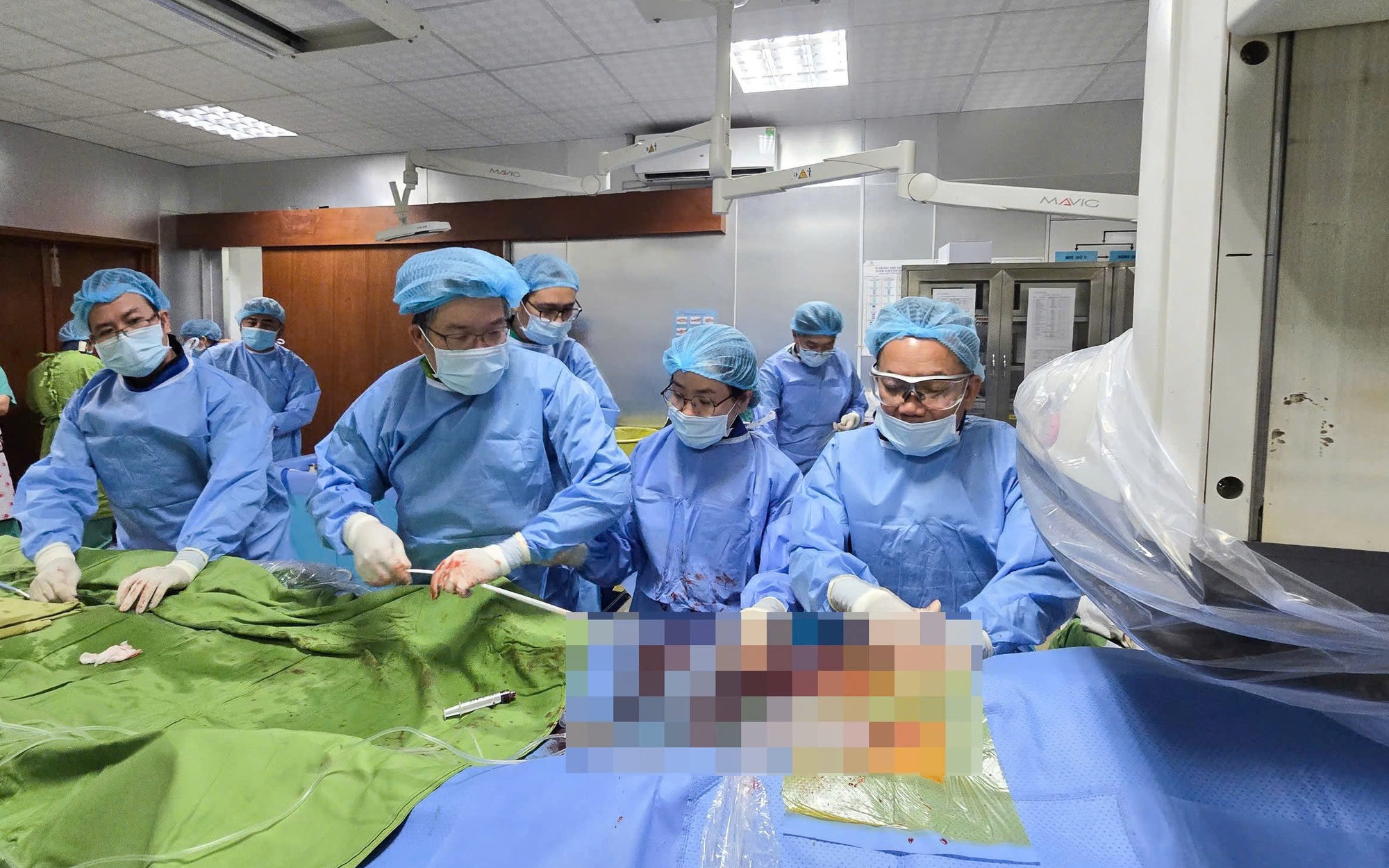 Cụ bà 91 tuổi suy tim nặng được cứu sống ngoạn mục nhờ kỹ thuật thay van động mạch chủ qua da- Ảnh 2. Bệnh nhân 66 tuổi thoát cửa tử nhờ được thay van động mạch chủ qua da