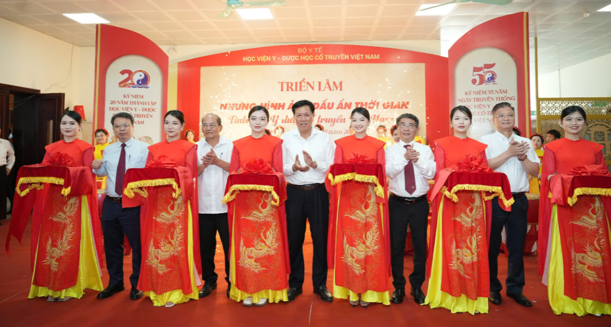 Thứ trưởng Bộ Y tế: Kết hợp y học cổ truyền và y học hiện đại để nâng cao chất lượng khám chữa bệnh, bảo vệ sức khỏe người dân- Ảnh 5. Thứ trưởng Bộ Y tế: Kết hợp y học cổ truyền và y học hiện đại để nâng cao chất lượng khám chữa bệnh, bảo vệ sức khỏe người dân- Ảnh 5.